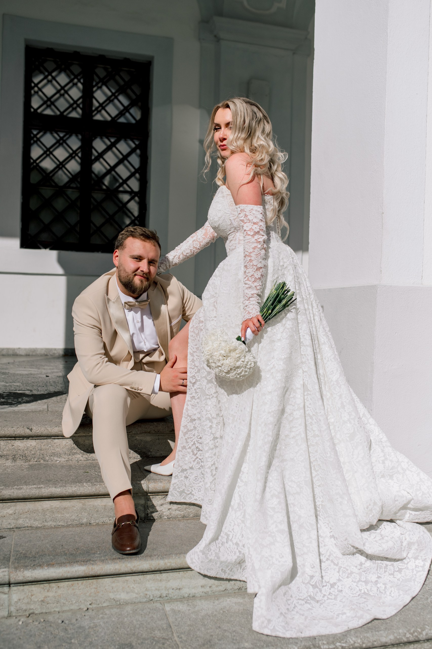 Natalie & Richard vor dem Schaezlerpalais – stilvolles Hochzeitsfoto in Augsburg