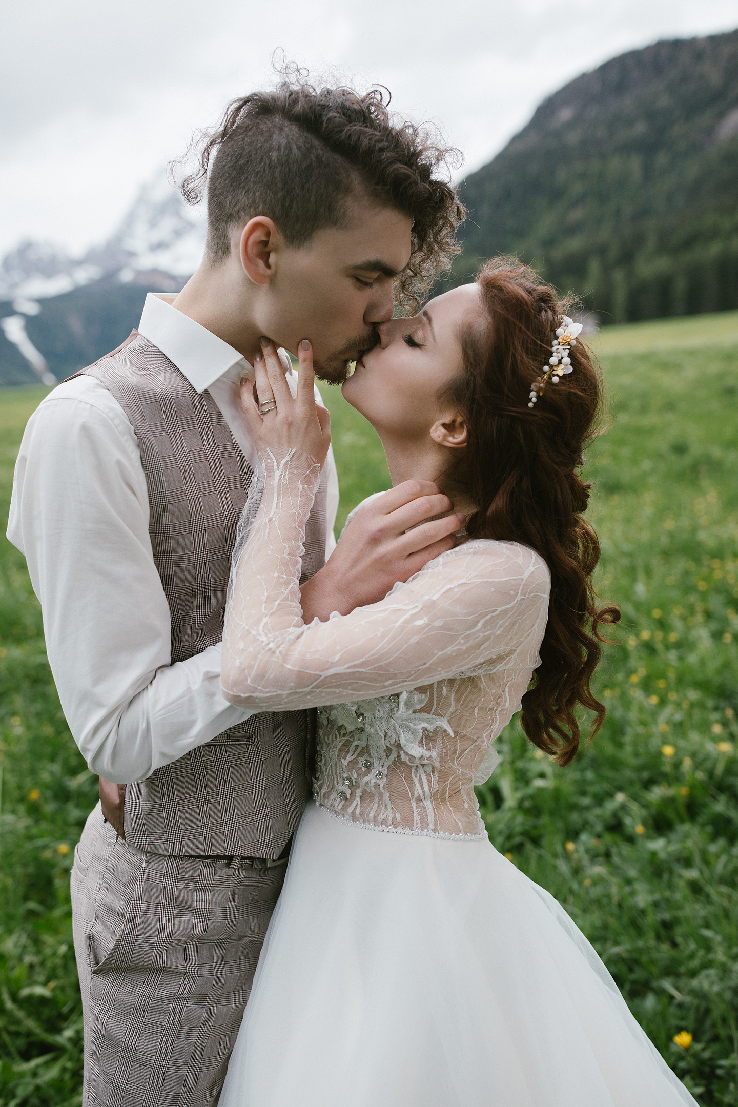 Kuss des Paares in Dolomitenwiese nach Hochzeit