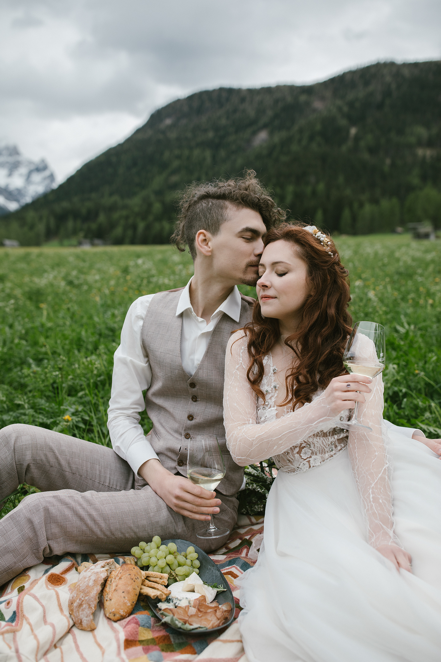 Hochzeitspicknick in Dolomitenwiese mit Wein