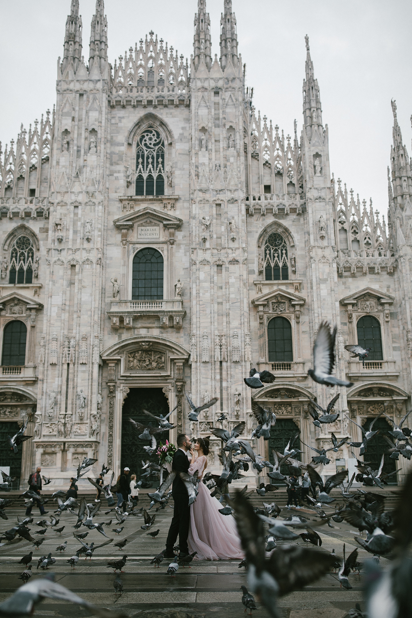 Kuss zwischen Tauben auf der Piazza del Duomo, Mailand