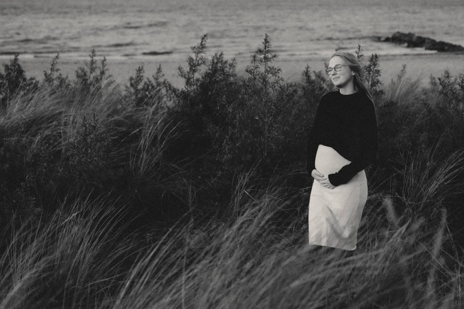 Schwangerschaft in reinster Form – reduziert auf Licht, Schatten und Gefühl. Ein zeitloser Look für besondere Erinnerungen