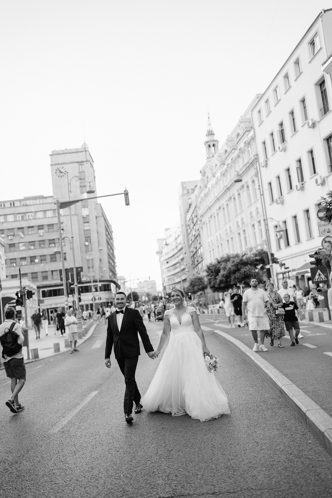 Fotograf cununie – București. Fie că te căsătorești la Starea Civilă Sector 1, 2, 3, 4, 5 sau 6, mă deplasez rapid și fotografiez fiecare moment cu profesionalism.