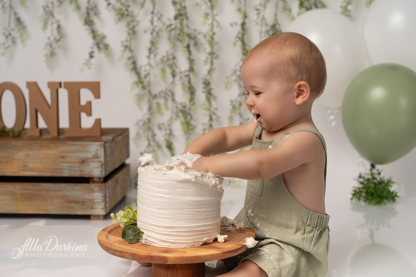 Cake smash session price guide. Newborn and family photographer. Hills District. Sydney
