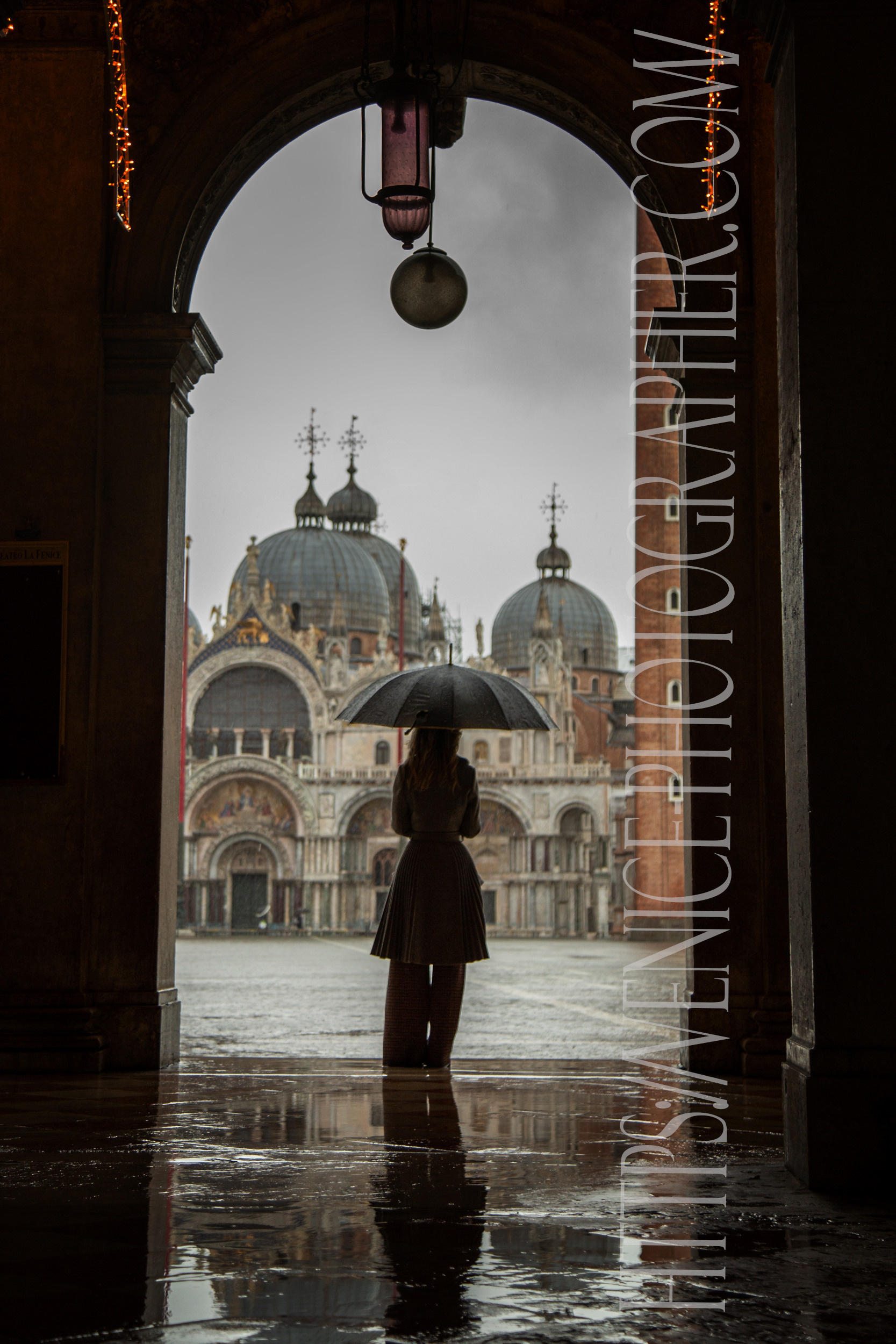 Rainy Shooting in Venice. Photographer in Venice, Viktoria Antonova