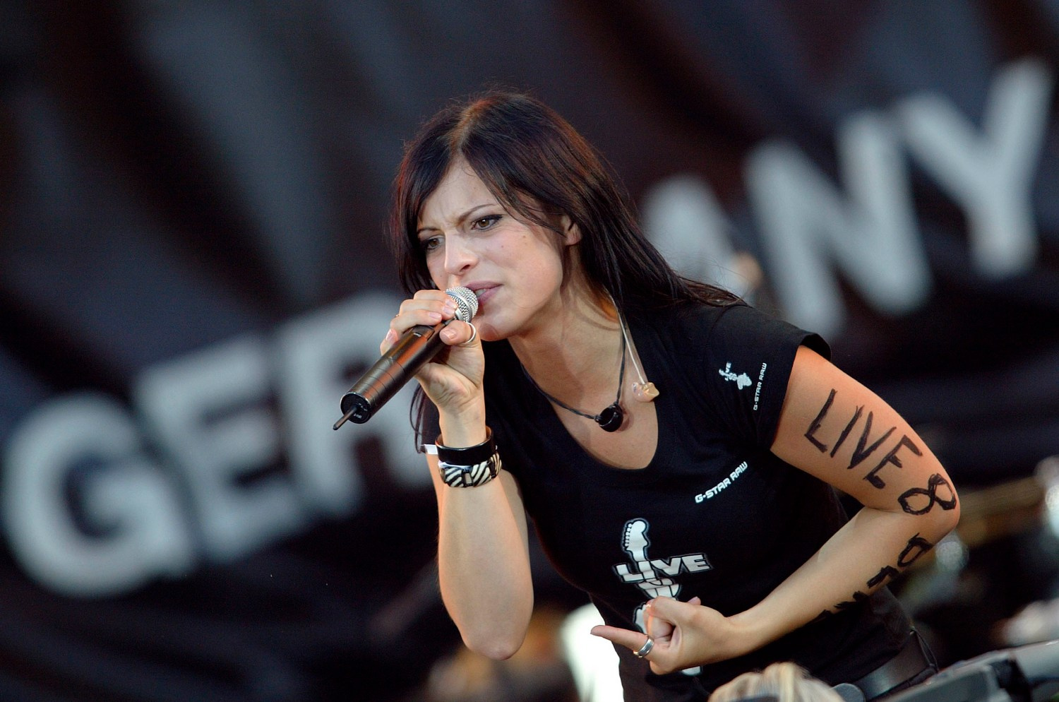 Stefanie Kloss, Silbermond’s powerhouse vocalist, commands the stage with passion.