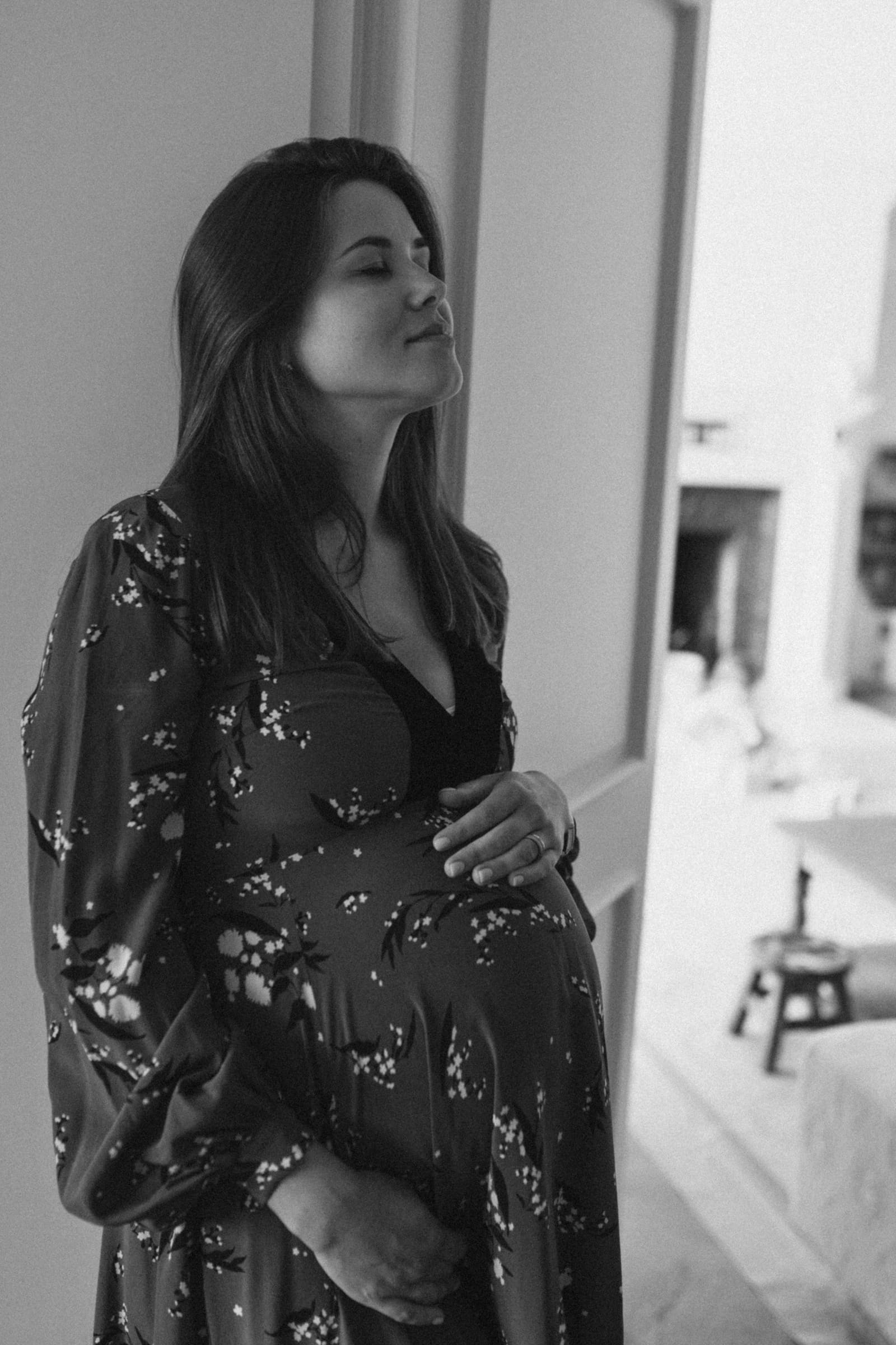 Zarte Momente der Vorfreude – eine intimere Shootings im gemütlichen Zuhause. Natürliches Licht und warme Atmosphäre für unvergessliche Erinnerungen