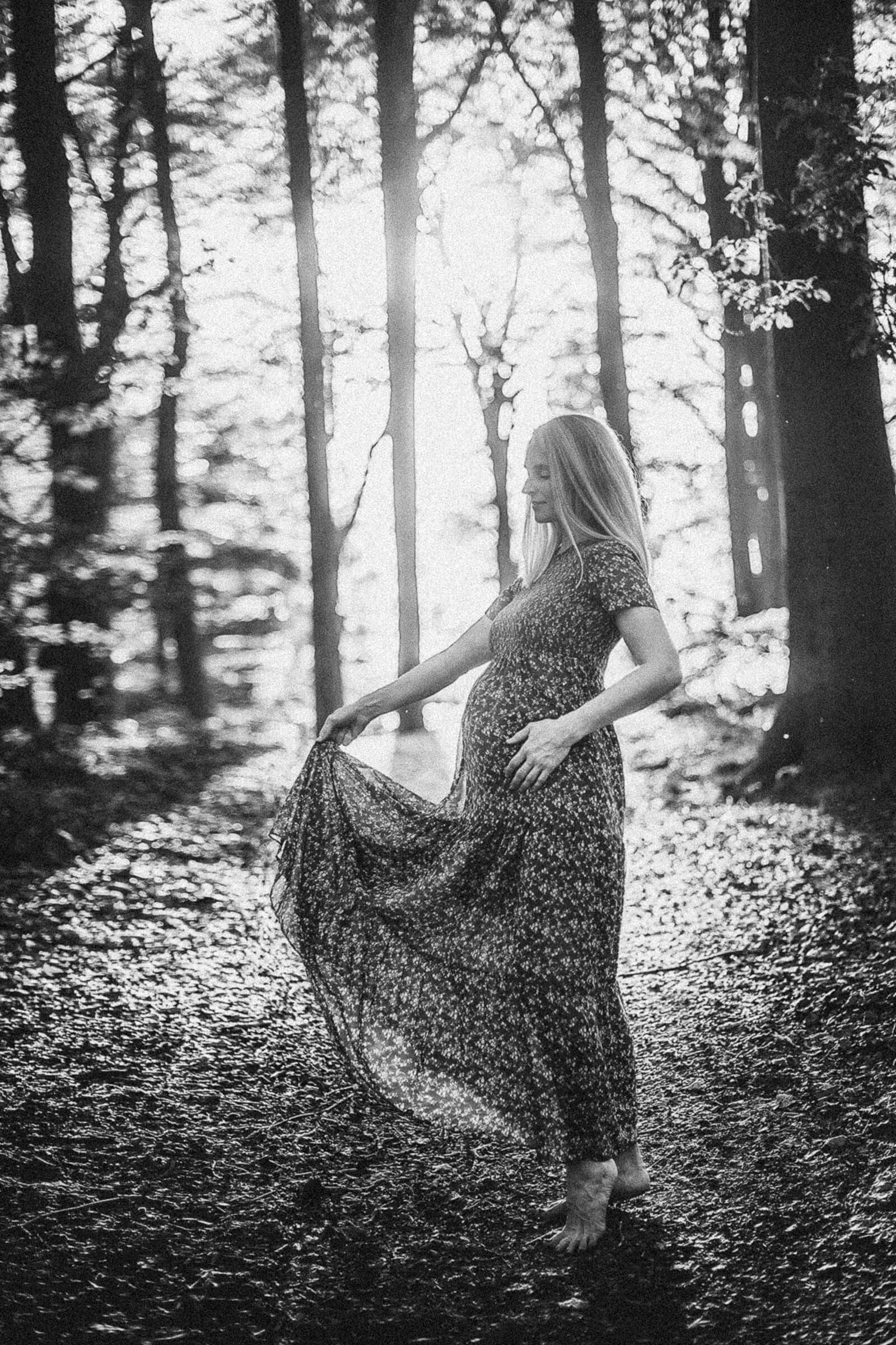 Schwangerschaftsfoto in der Natur