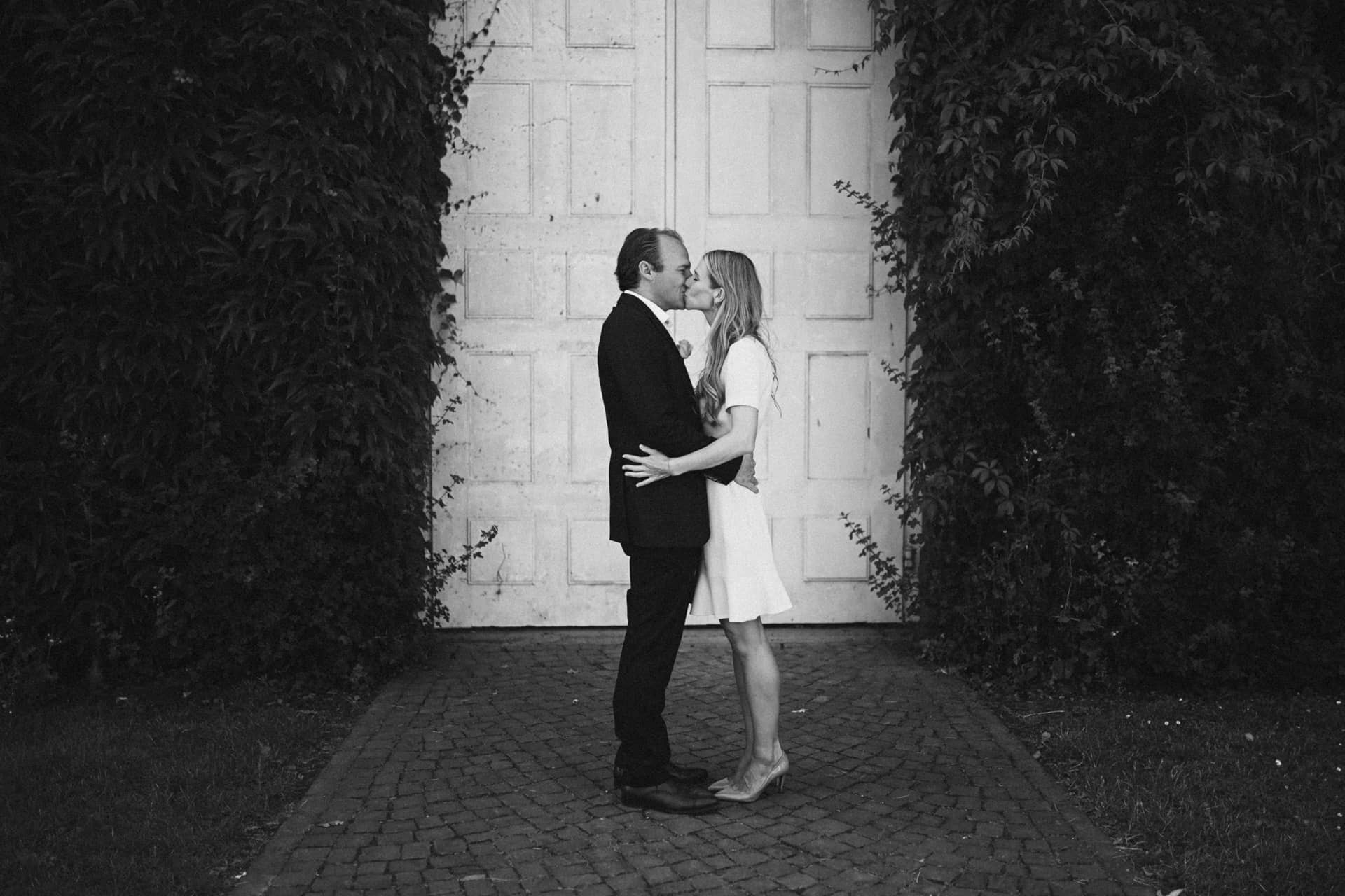 Hochzeitsfotos am Hamburger Hafen – romantische Industriekulisse mit Elbphilharmonie im Hintergrund