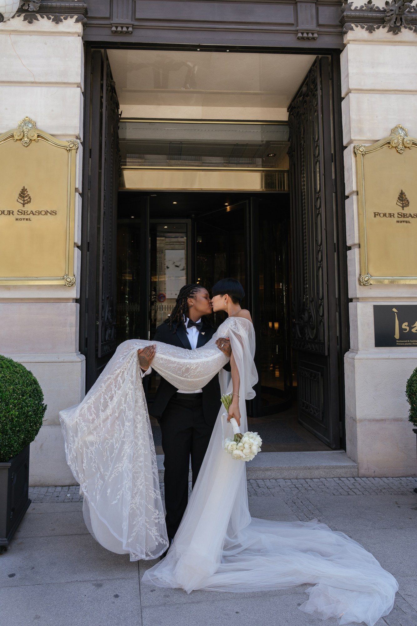 Wedding in famous Four Seasons Hotel, Madrid. Wedding photographer videographer Spain