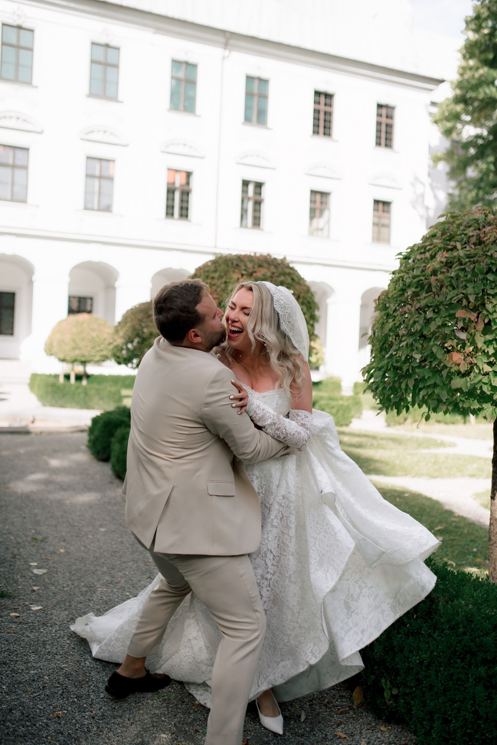 Freude pur – Brautpaar lacht gemeinsam während des Shootings