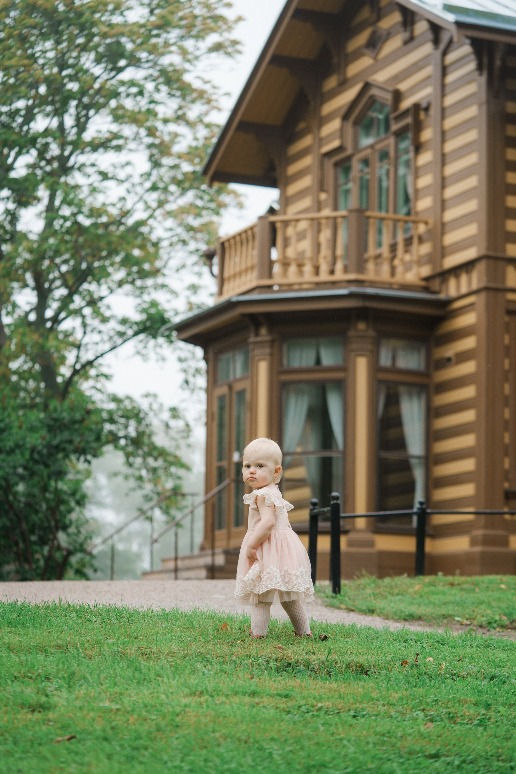 Perhekuvaus sumuisella säällä Tullisaaressa