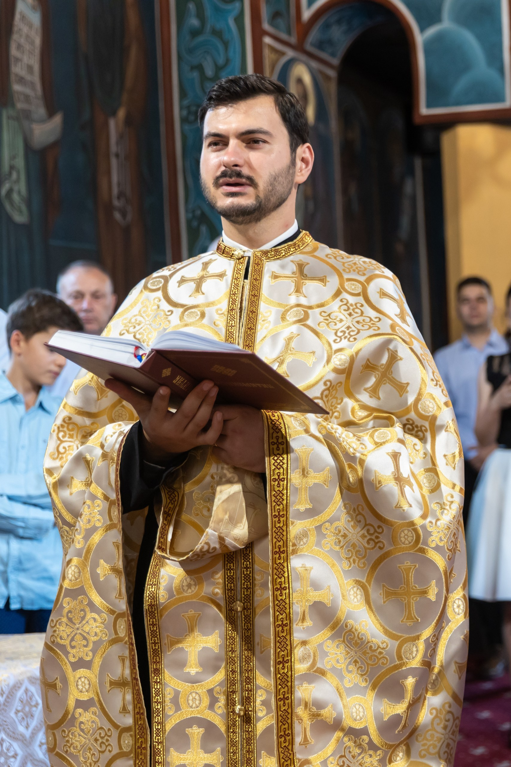 fotograf botez , fotografie botez Botoșani, fotograf Alin Chirilă, amintiri botez, fotografii botez, botez Miruna Parascheva, fotograf copii, fotografie botez în Botoșani-alt="botez , fotografie botez Alin Chirilă, amintiri botez, fotografii emoționante botez Botoșani"-- fotografii-botez-bebelus- amintiri-botez-micuț- moment-sfânt-crestinare- fotografie-emotionanta-botez- detalii-botez-bebelusi- parinti-fericiti-la-botez- fotograf-botez-profesionist- botez-in-biserica-ortodoxa- micuț-botezat-cu-emoție- zâmbete-și-lacrimi-la-botez- bebeluș-la-cristelniță- decor-botez-colorat- botez-cu-dragoste-și-credință- emotie-pura-la-botez- fotograf-botez-botosani- botez-iasi-suceava-fotograf- amintiri-nepretuite-botez-- Preotul ținându-l pe micuțul Mathias Gabriel la botez, în biserica Înălțarea Domnului, Copălău - Detalii de la botezul lui Mathias – lumânare, trusou și icoană - Familia lui Mathias Gabriel alături de micuț, în ziua botezului - Portret emoționant cu mama și bebelușul în brațe, în biserică,fotograf profesionist evenimente Botoșani, Iași, Suceava, Fălticeni, Bacău, Pașcani, Roman - AlinoFotoStudio by Alin Chirilă - servicii foto nuntă, botez, cununie, ședințe foto creative, albume personalizate, fotografii emoționante și calitative pentru cele mai importante momente din viață,fotograf nuntă Botoșani Alin Chirilă, ședință foto botez Iași - AlinoFotoStudio, servicii fotograf profesionist evenimente Suceava, fotograf cununie civilă Fălticeni - Alin Chirilă, album foto nuntă personalizat Bacău.“Bebeluș botezat în biserică, ținut în brațe de nași” • “Detaliu cu lumânarea de botez decorată cu flori albe” • “Părinți emoționați alături de copilul lor la ceremonia de botez” • “Masa festivă de botez cu decor tematic și tort personalizat” • “Momentul în care preotul toarnă apă sfințită pe fruntea bebelușului” “Bebeluș în rochie albă de botez, zâmbind în brațele mamei” • “Detaliu cu cruciulița de botez așezată pe o pernă de satin” • “Părinți și nași aprinzând lumânările în timpul ceremoniei de botez” • “Tort de botez decorat cu figurine tematice și numele copilului” • “Copil botezat dormind liniștit în pătuțul decorat festiv” • “Momentul în care preotul binecuvântează copilul în fața altarului” • “Invitați adunându-se în jurul mesei festive la petrecerea de botez” • “Bebeluș ținând în mână o jucărie personalizată primită la botez” • “Familie fericită pozând împreună după ceremonia de botez” • “Decor tematic cu baloane și flori la locația petrecerii de botez” fotograf Botoșani fotograf evenimente fotograf botez Alin Chirila fotograf alinofotostudio.fotograf botez Amelis Maria, fotografie botez Botoșani, fotograf Alin Chirilă, amintiri botez, fotografii botez, botez Amelis Maria, fotograf copii, fotografie botez în Botoșani,