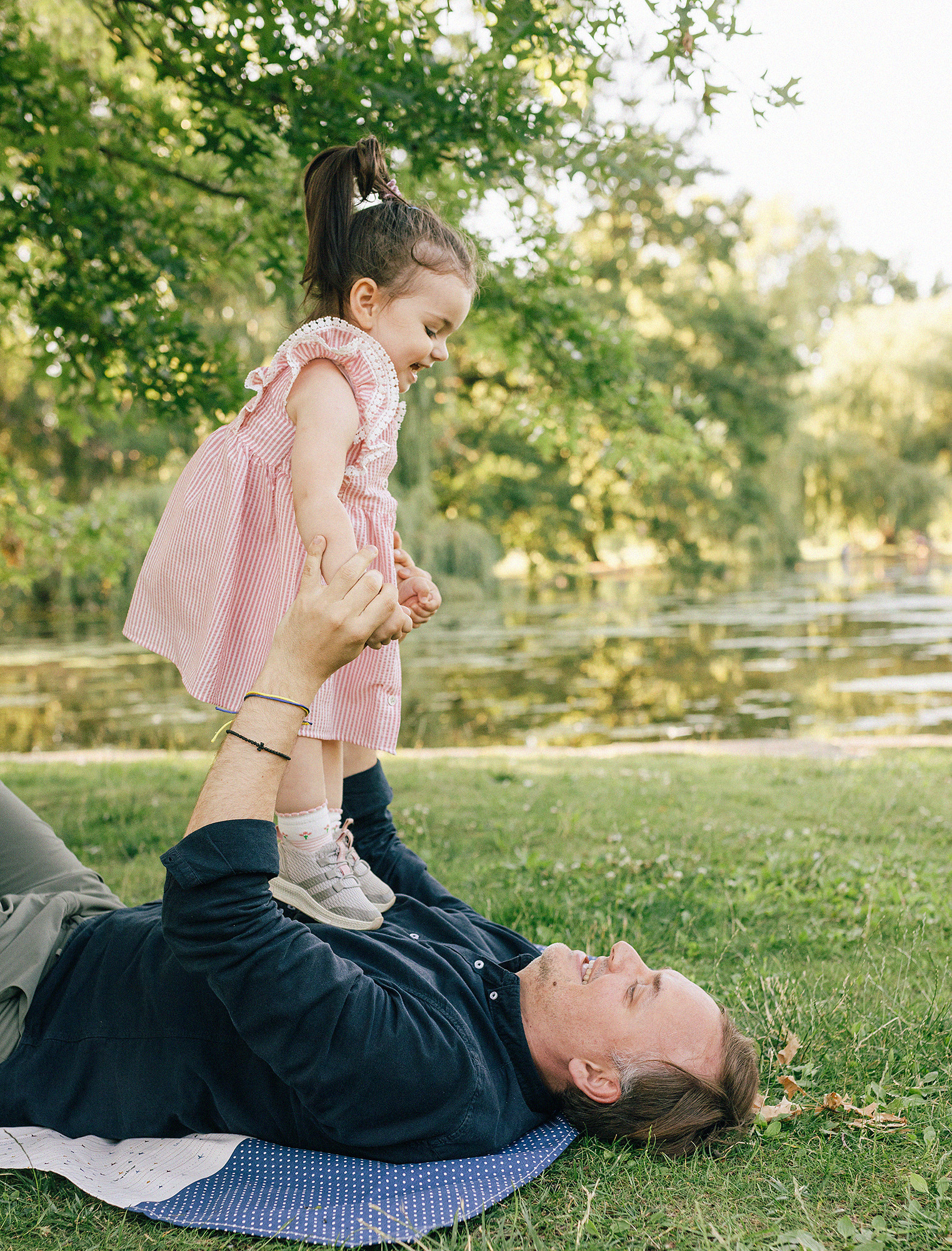 Семья в летнем парке. Прага. Семейный и свадебный фотограф в Праге Наталья Федори
