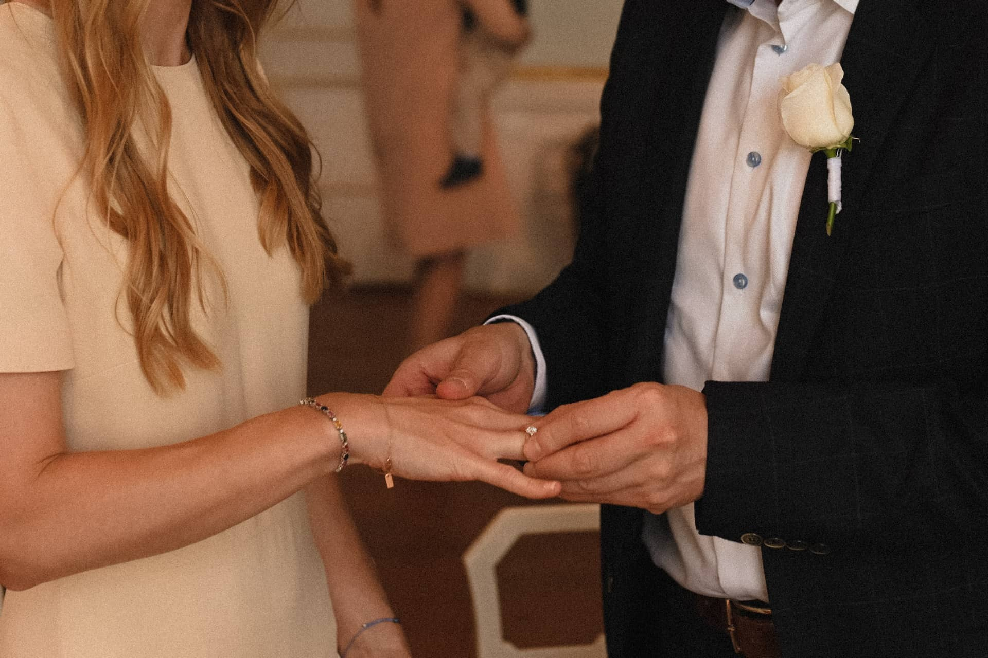 Paarshooting an der Alster – elegante Brautkleider und spiegelglattes Wasse