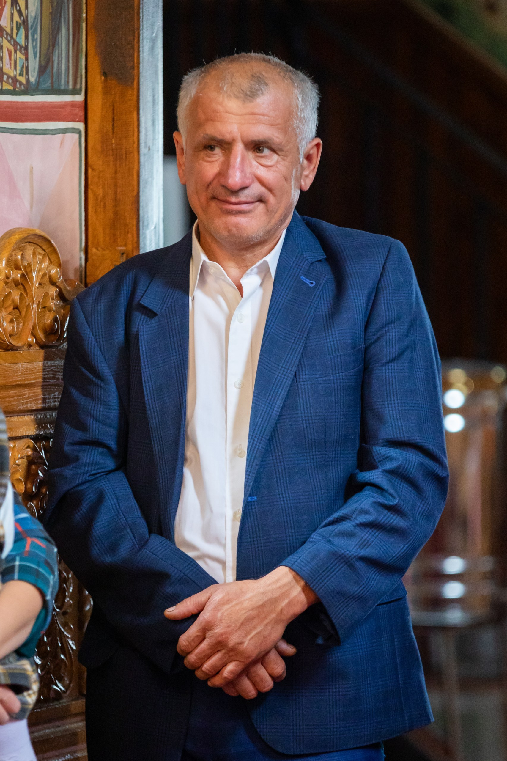 fotograf botez , fotografie botez Botoșani, fotograf Alin Chirilă, amintiri botez, fotografii botez, botez Miruna Parascheva, fotograf copii, fotografie botez în Botoșani-alt="botez , fotografie botez Alin Chirilă, amintiri botez, fotografii emoționante botez Botoșani"-- fotografii-botez-bebelus- amintiri-botez-micuț- moment-sfânt-crestinare- fotografie-emotionanta-botez- detalii-botez-bebelusi- parinti-fericiti-la-botez- fotograf-botez-profesionist- botez-in-biserica-ortodoxa- micuț-botezat-cu-emoție- zâmbete-și-lacrimi-la-botez- bebeluș-la-cristelniță- decor-botez-colorat- botez-cu-dragoste-și-credință- emotie-pura-la-botez- fotograf-botez-botosani- botez-iasi-suceava-fotograf- amintiri-nepretuite-botez-- Preotul ținându-l pe micuțul Mathias Gabriel la botez, în biserica Înălțarea Domnului, Copălău - Detalii de la botezul lui Mathias – lumânare, trusou și icoană - Familia lui Mathias Gabriel alături de micuț, în ziua botezului - Portret emoționant cu mama și bebelușul în brațe, în biserică,fotograf profesionist evenimente Botoșani, Iași, Suceava, Fălticeni, Bacău, Pașcani, Roman - AlinoFotoStudio by Alin Chirilă - servicii foto nuntă, botez, cununie, ședințe foto creative, albume personalizate, fotografii emoționante și calitative pentru cele mai importante momente din viață,fotograf nuntă Botoșani Alin Chirilă, ședință foto botez Iași - AlinoFotoStudio, servicii fotograf profesionist evenimente Suceava, fotograf cununie civilă Fălticeni - Alin Chirilă, album foto nuntă personalizat Bacău.“Bebeluș botezat în biserică, ținut în brațe de nași” • “Detaliu cu lumânarea de botez decorată cu flori albe” • “Părinți emoționați alături de copilul lor la ceremonia de botez” • “Masa festivă de botez cu decor tematic și tort personalizat” • “Momentul în care preotul toarnă apă sfințită pe fruntea bebelușului” “Bebeluș în rochie albă de botez, zâmbind în brațele mamei” • “Detaliu cu cruciulița de botez așezată pe o pernă de satin” • “Părinți și nași aprinzând lumânările în timpul ceremoniei de botez” • “Tort de botez decorat cu figurine tematice și numele copilului” • “Copil botezat dormind liniștit în pătuțul decorat festiv” • “Momentul în care preotul binecuvântează copilul în fața altarului” • “Invitați adunându-se în jurul mesei festive la petrecerea de botez” • “Bebeluș ținând în mână o jucărie personalizată primită la botez” • “Familie fericită pozând împreună după ceremonia de botez” • “Decor tematic cu baloane și flori la locația petrecerii de botez” fotograf Botoșani fotograf evenimente fotograf botez Alin Chirila fotograf alinofotostudio.fotograf botez Amelis Maria, fotografie botez Botoșani, fotograf Alin Chirilă, amintiri botez, fotografii botez, botez Amelis Maria, fotograf copii, fotografie botez în Botoșani,