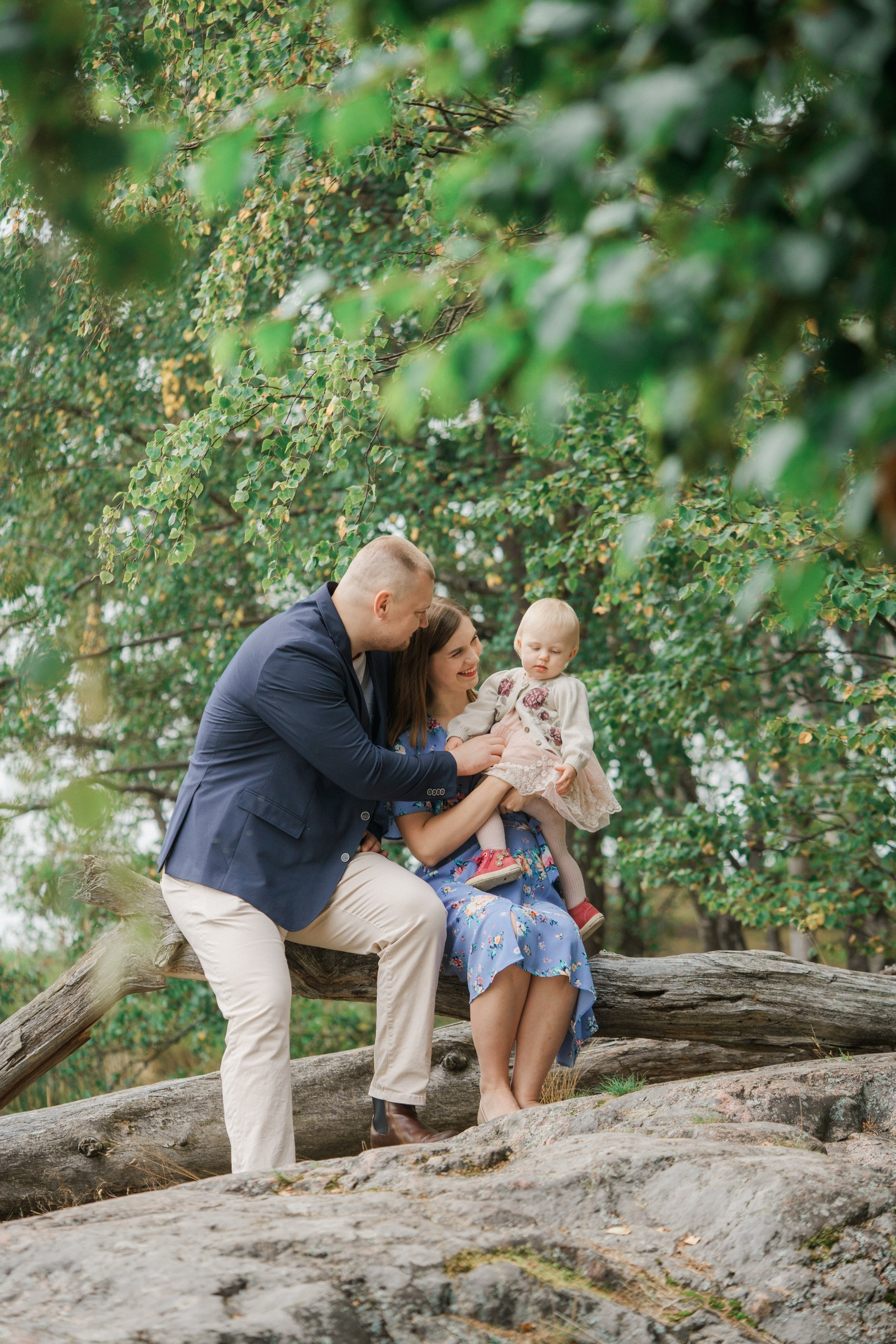 Perhekuvaus sumuisella säällä Tullisaaressa