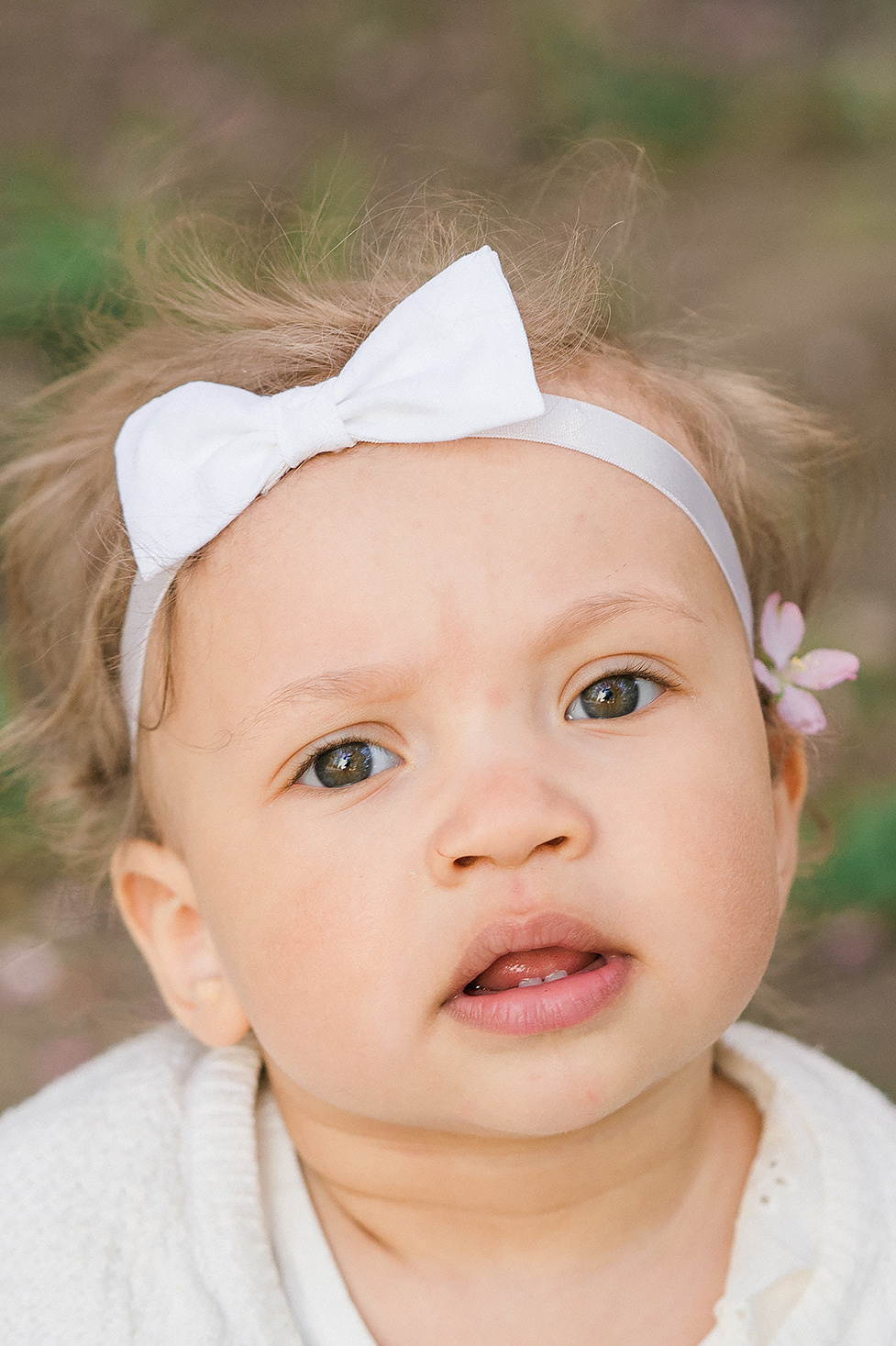 Keväinen perhekuvaus Roihuvuoren kirsikkapuistossa