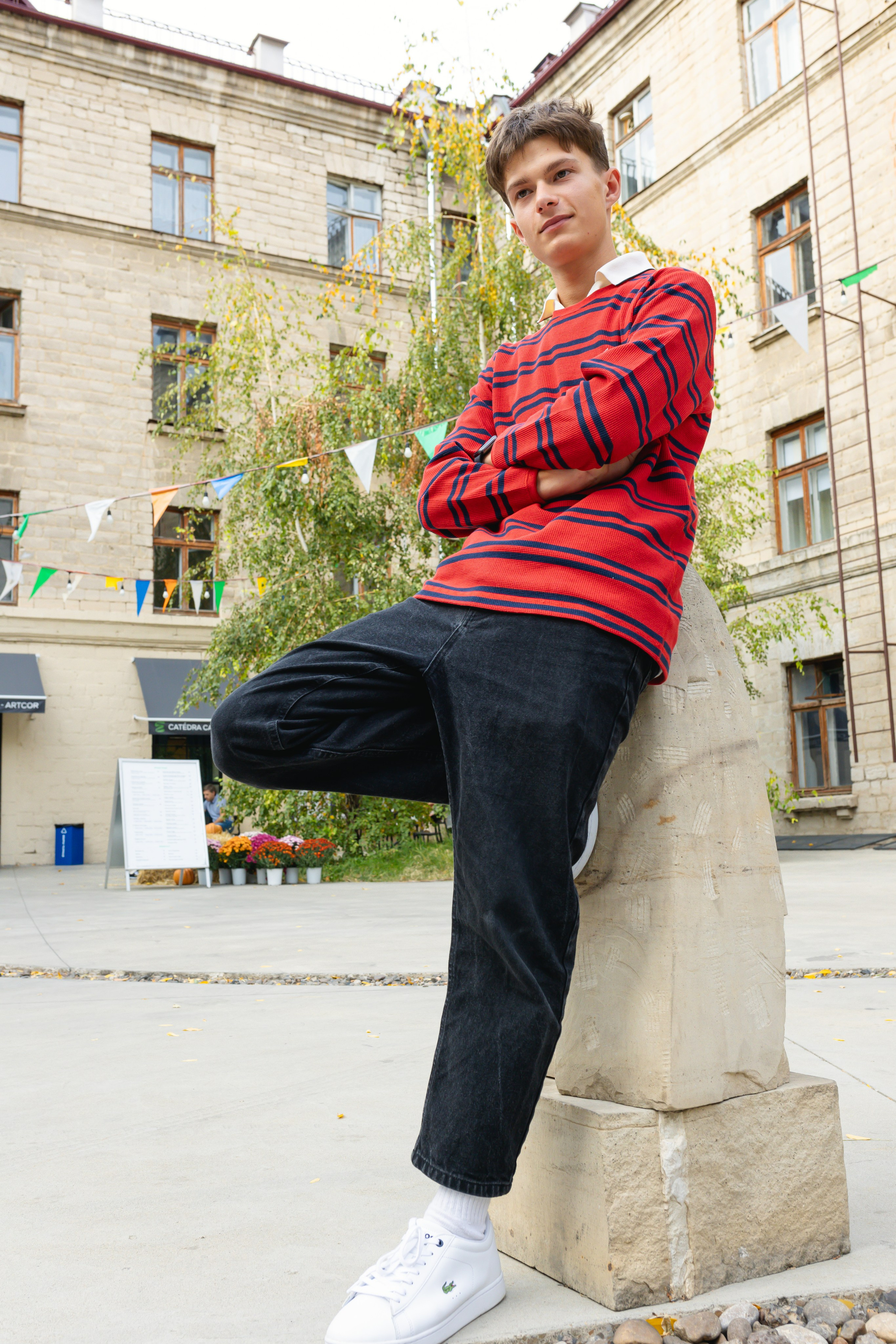 Ședință foto de absolvire în parc, grup complet de elevi