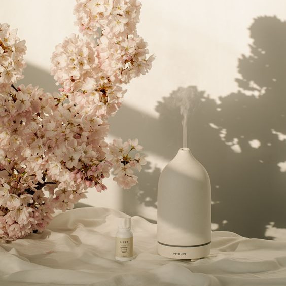 Účinky aromaterapie. Mateřství. Nevýchova. Život v souladu s přírodou. Jóga