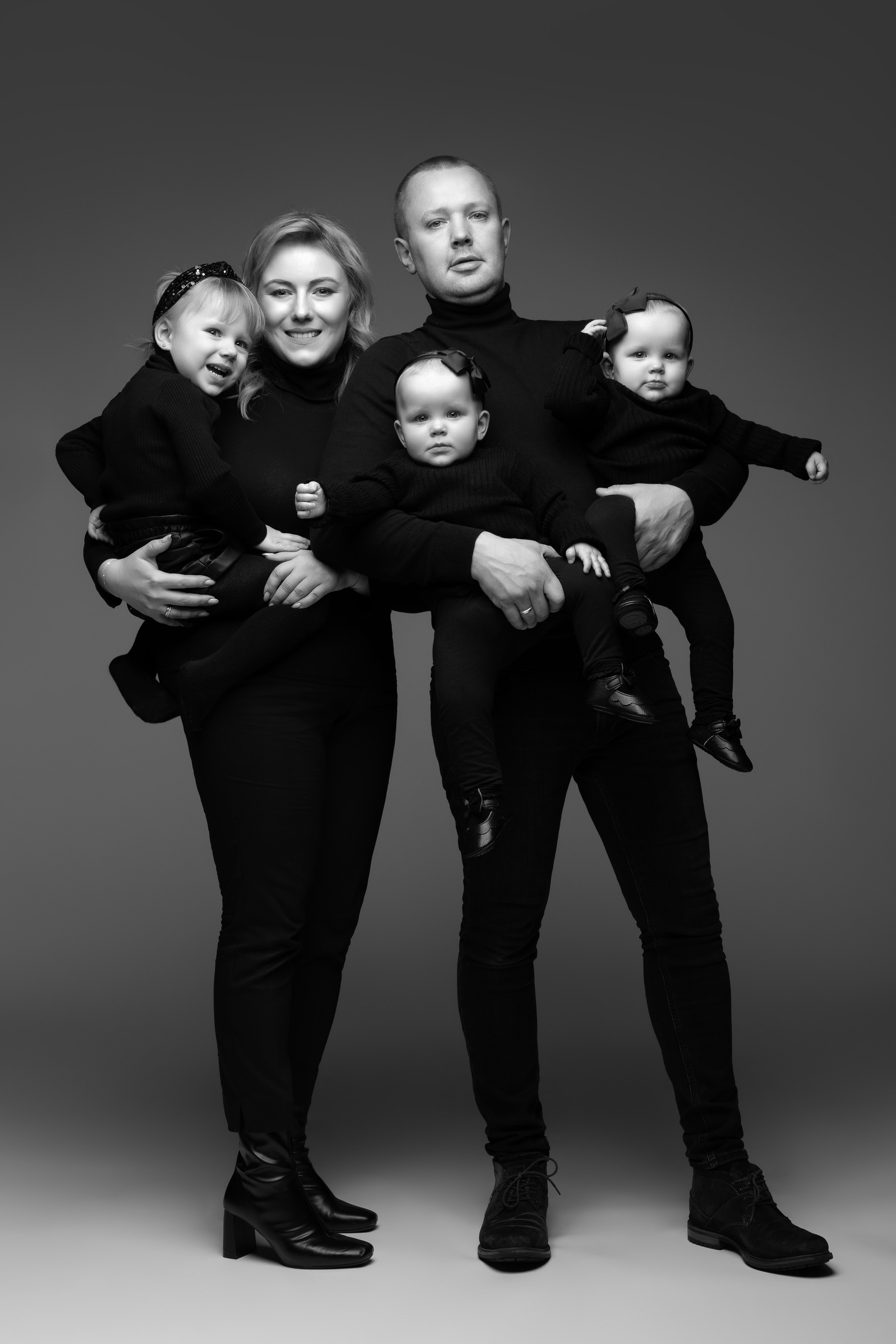 Freunde-Fotoshooting Plankstadt – zwei beste Freunde lachen gemeinsam im Fotostudio, LAV Fotostudio