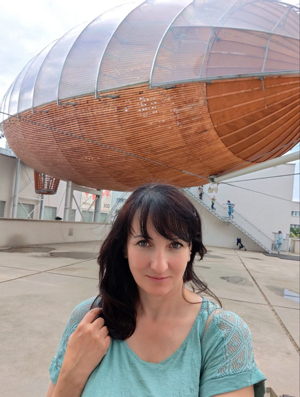 Stara pocztówka: sterowiec „Graf Zeppelin” i historia lotnictwa. Fotografka, kolekcjonerka starych pocztówek i twórczyni opowieści na styku przeszłości i życia osobistego. Irina Dainakova