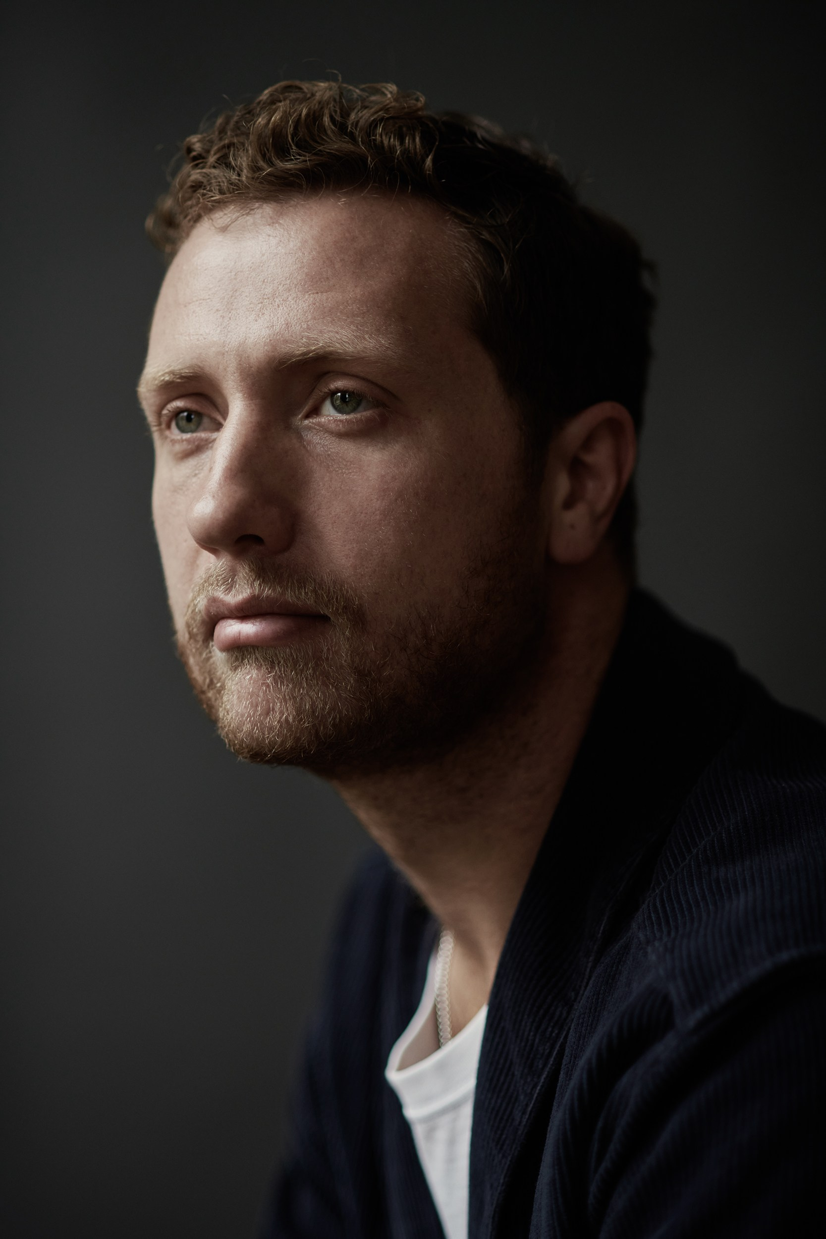 Acteur een zakelijk maar menselijk portret portretfotograaf in Amsterdam studio