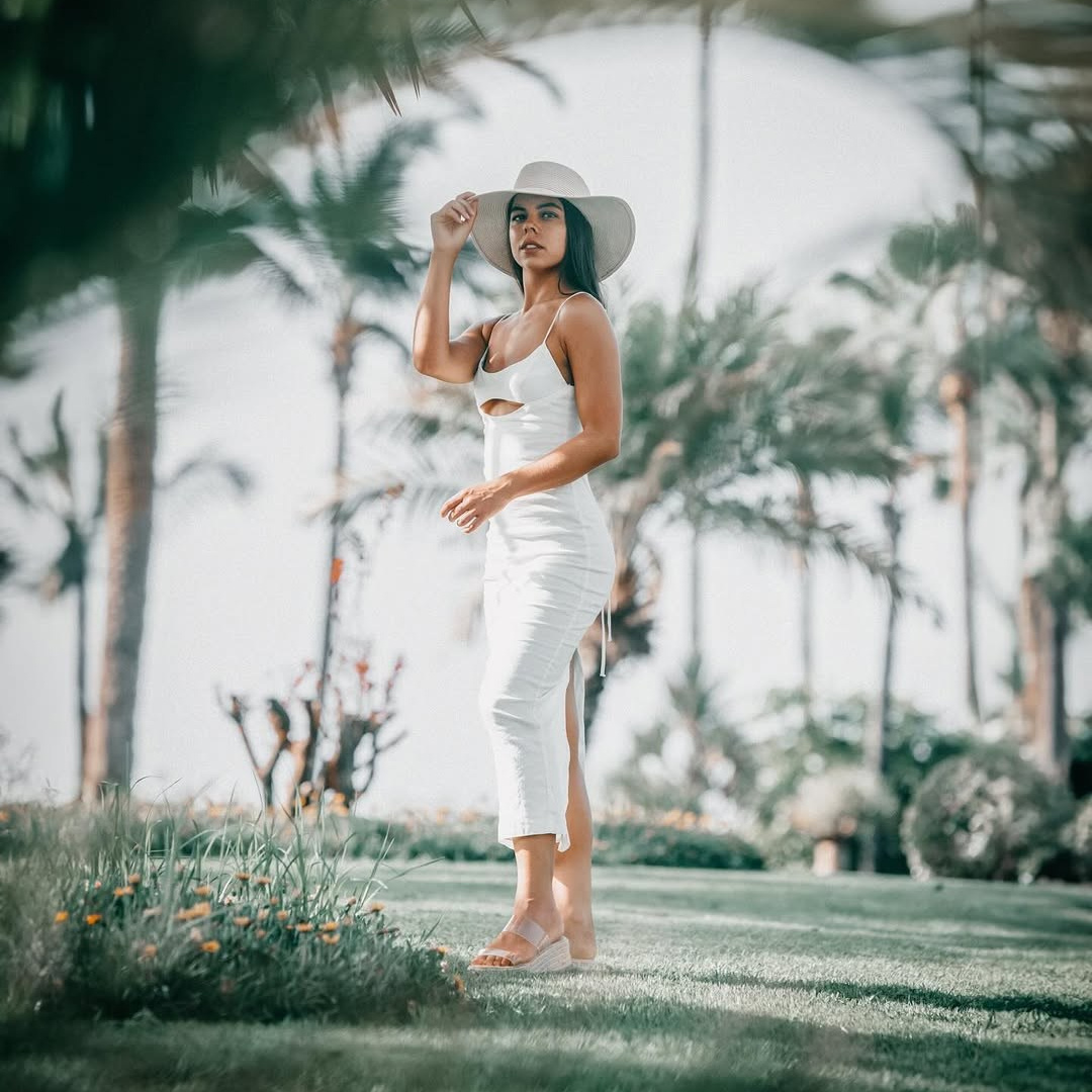 Jardin des Palmiers & portraits naturelsPortrait détendu au Jardin des Palmiers près d’Anfi del Mar, végétation luxuriante et lumière naturelle, séance photo combinée plage et nature