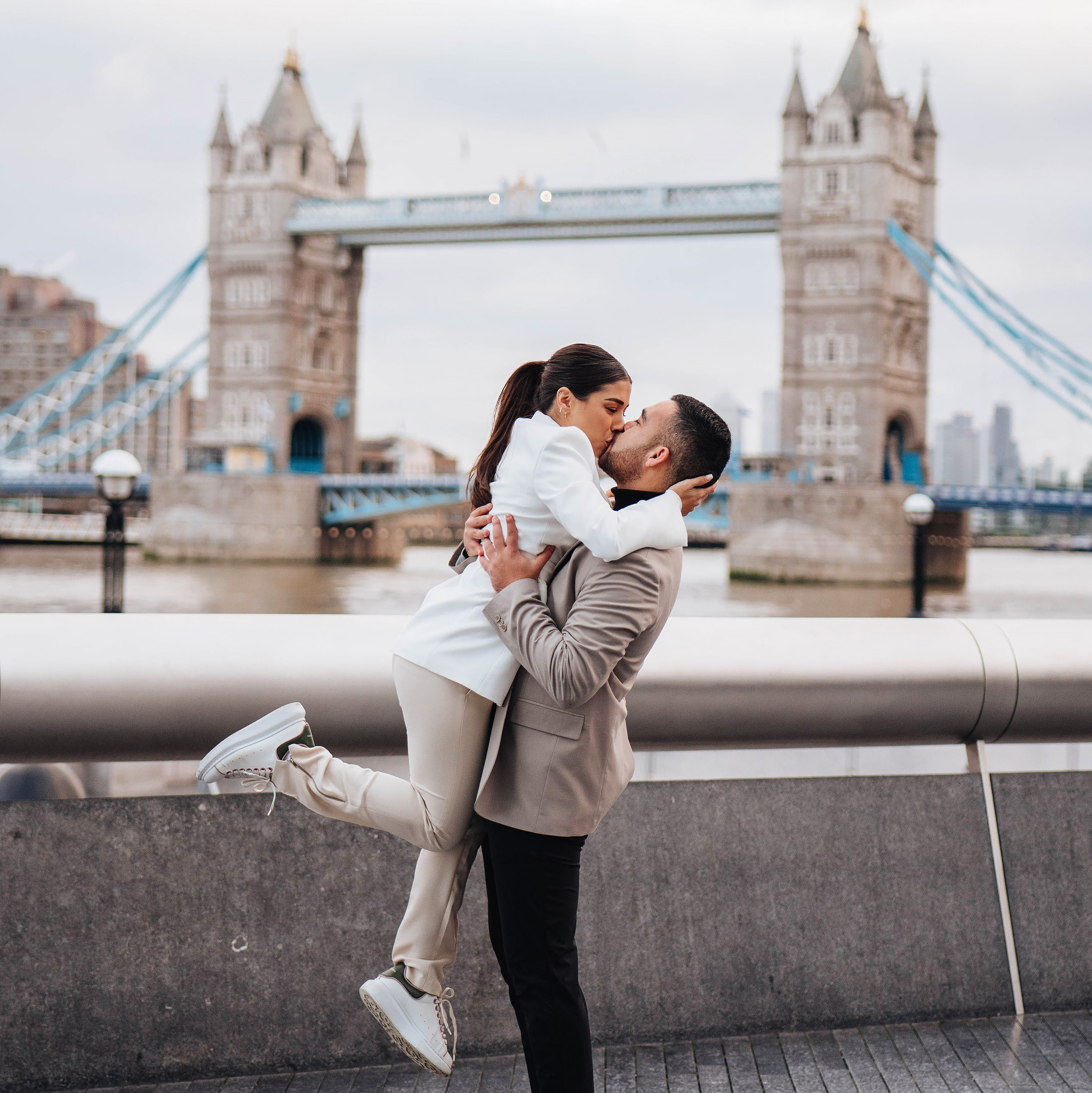 engagement photosession, photoshoot in London, UK, tower bridge