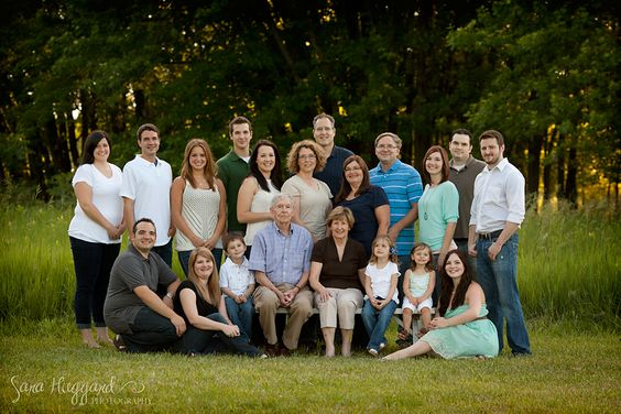 Extended family photoshoot in Toulouse. Eugénie Smirnova — your photographer in Toulouse and southwest France