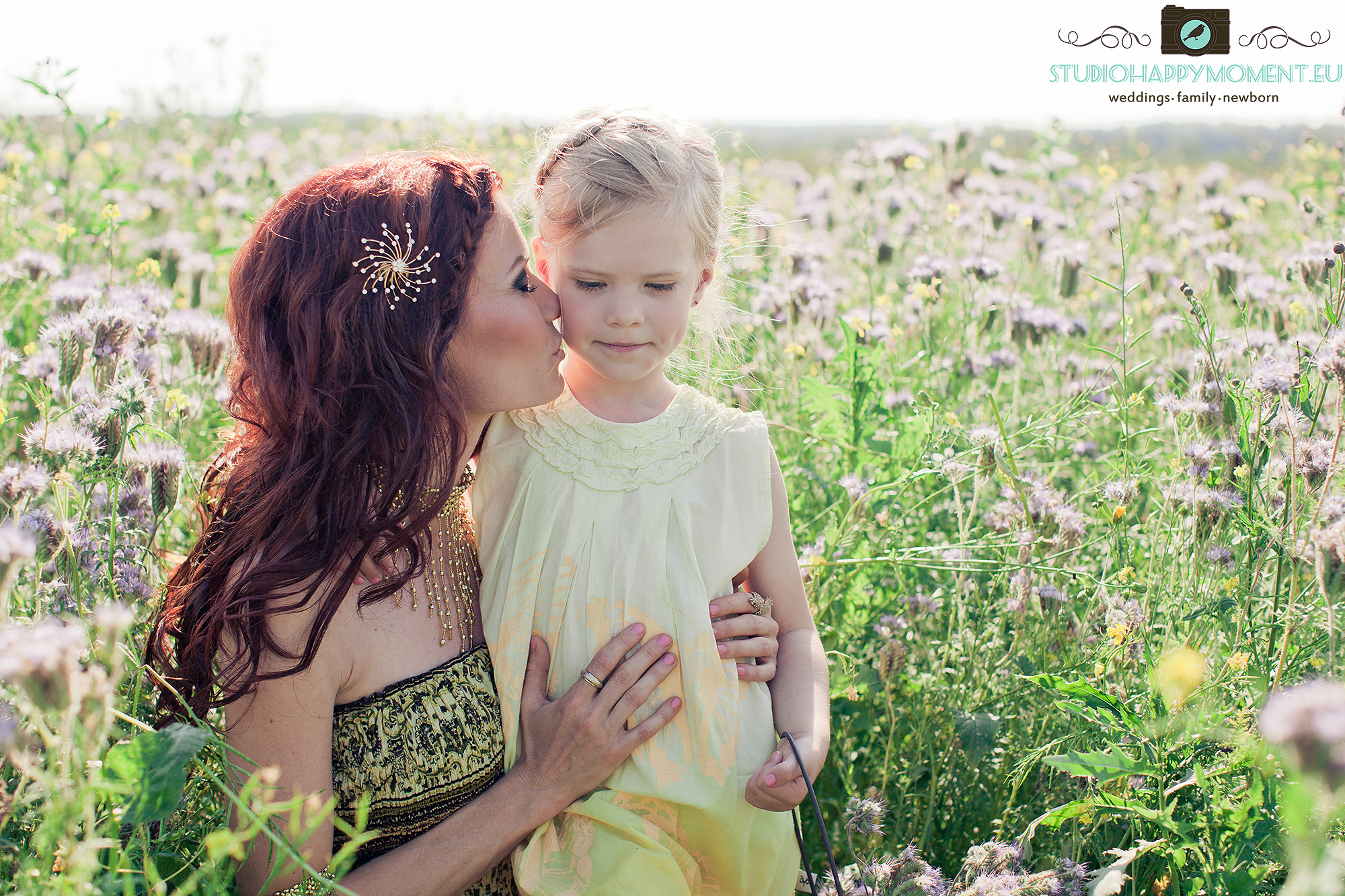 Perhekuvaus kukkapellolla Helsingissä