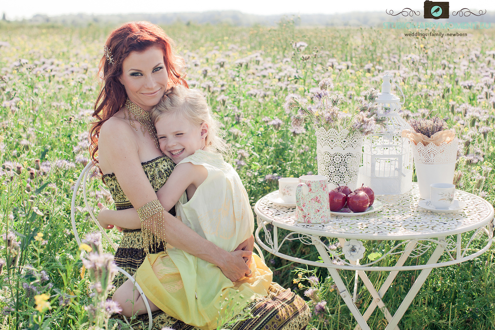 Perhekuvaus kukkapellolla Helsingissä