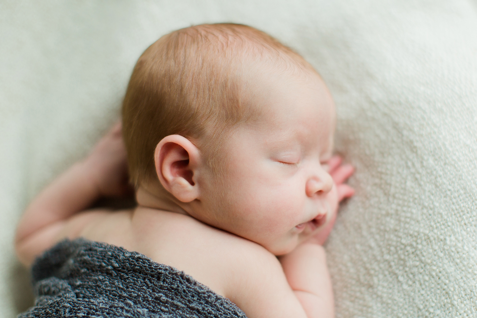 Newbornkuvaus asiakkaan kotona