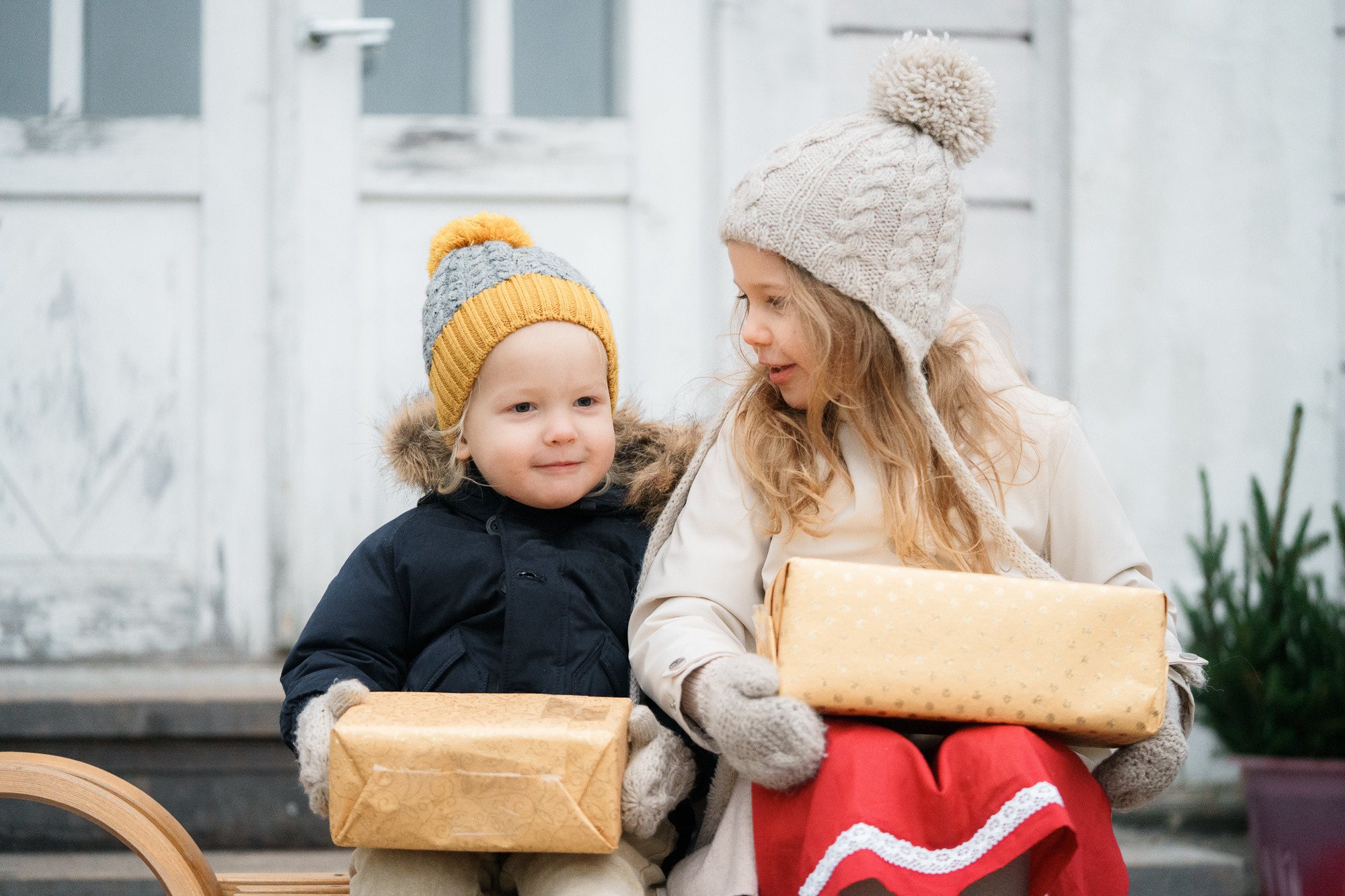 Jouluaiheinen lapsikuvaus miljöössä