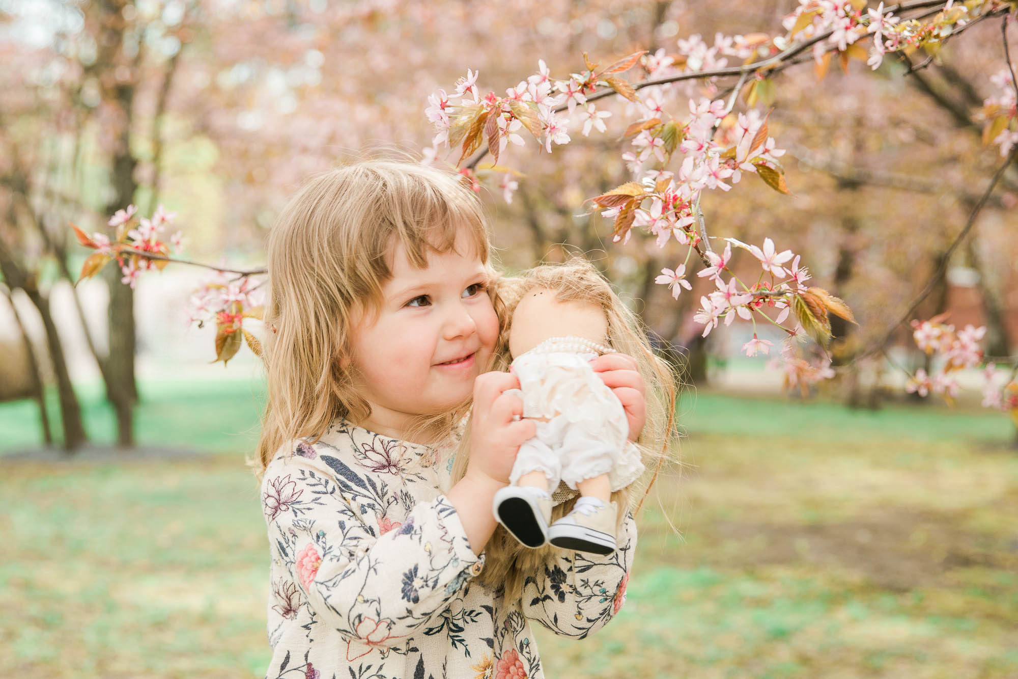Äiti-lapsikuvaus Helsingissä, kirsikkapuistossa