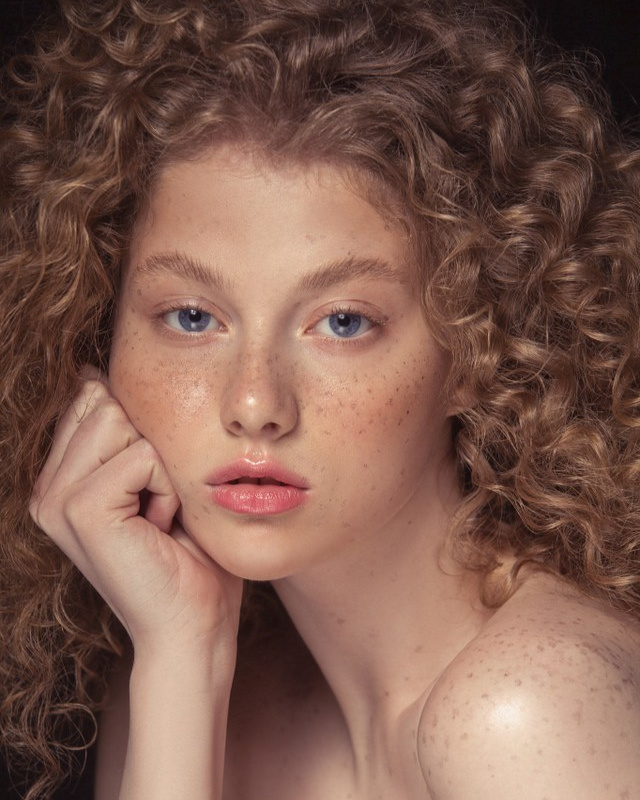 Portrait en gros plan en studio d’une femme rousse – séance photo artistique et émotionnelle en Bourgogne