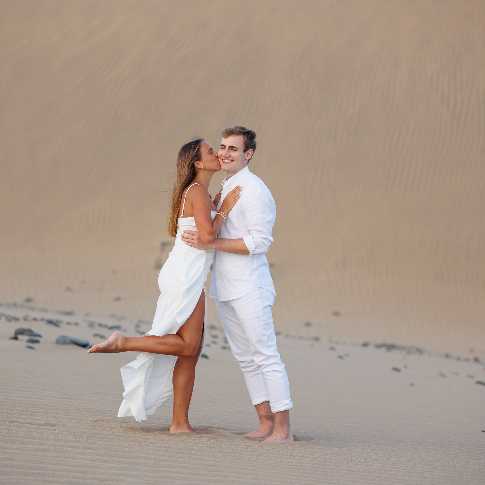 Love Story Photo Shoot Tour of Desert Maspalomas. Photography of couple with proffessional photographer near me. freelance photographer and beautiful canary island