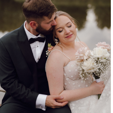 Para młoda na tle wody - emocjonalna fotografia ślubna Poznań i Wielkopolska