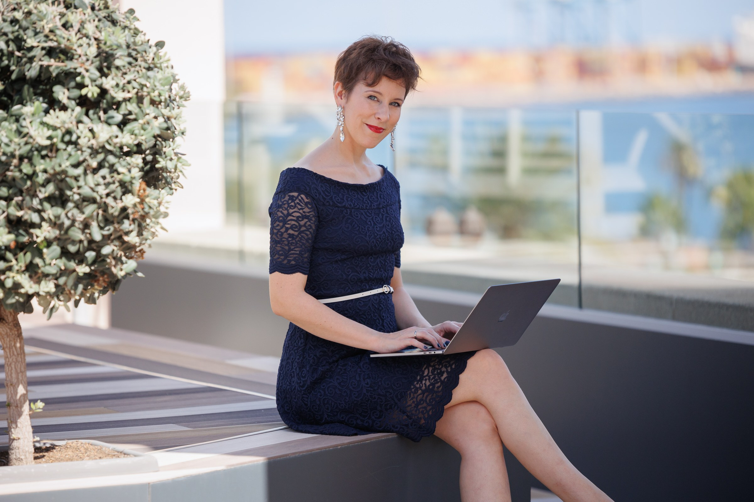 Портретная деловая съёмка в Лас-Пальмасе: профессиональный образ мужчины и женщины.