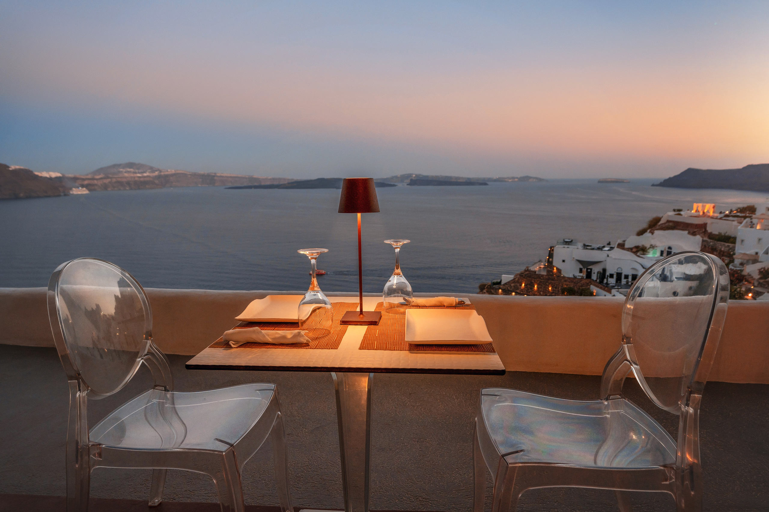 Restaurant in Santorini. Photographe vidéaste à Santorin|Séances photos de Robe volante Santorin|