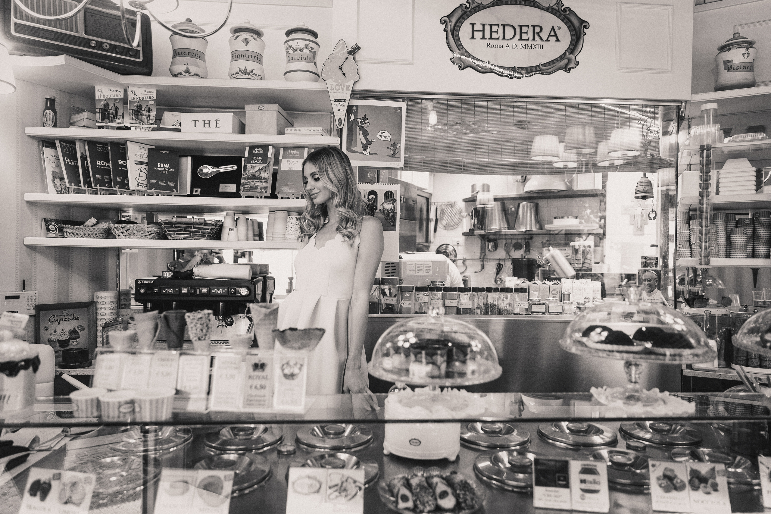Girl in a dress in Gelateria in Rome, private photoshoot in Rome for women, beautiful make up and hair style for a photoshoot in Rome, creative idea for a photoshoot, vacation photography in Rome, Vatican Borgo Pio Gelateria Gelato, girl with ice cream photography