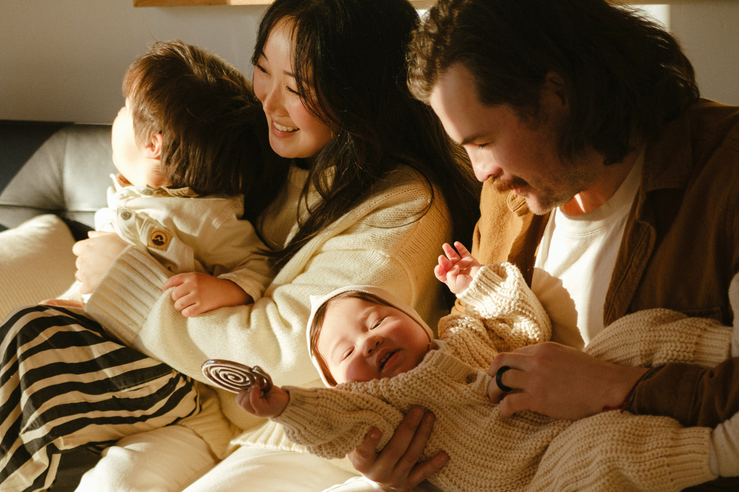 Snowy Family Photo Session at a Cozy Cottage Near Richmond, VA. Family Photographer Anna Dobrovolskaia | Richmond, VA