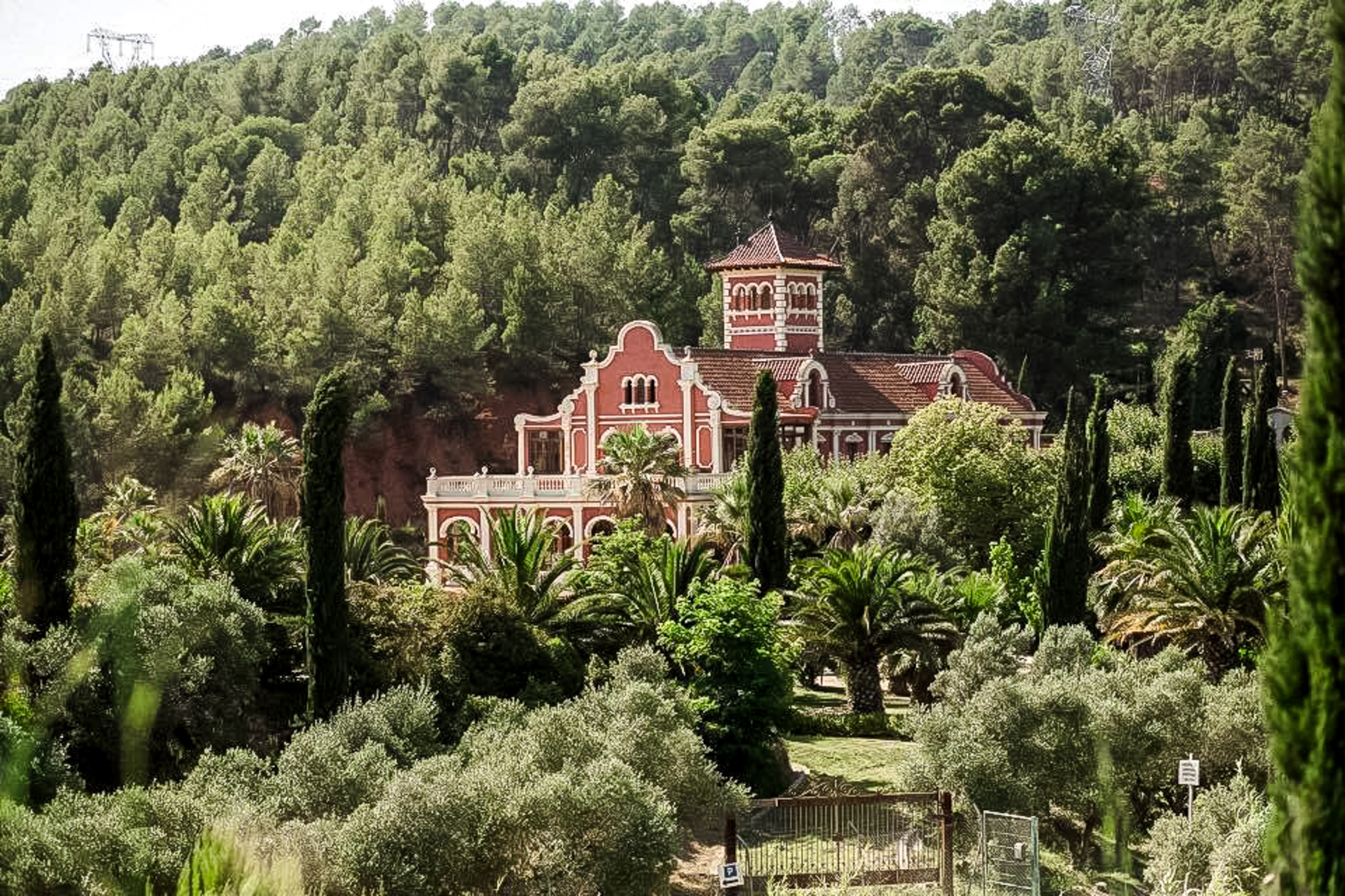 Romantic scenery of the gardens of Castell de Ben Viure, destination wedding venue in Catalonia.