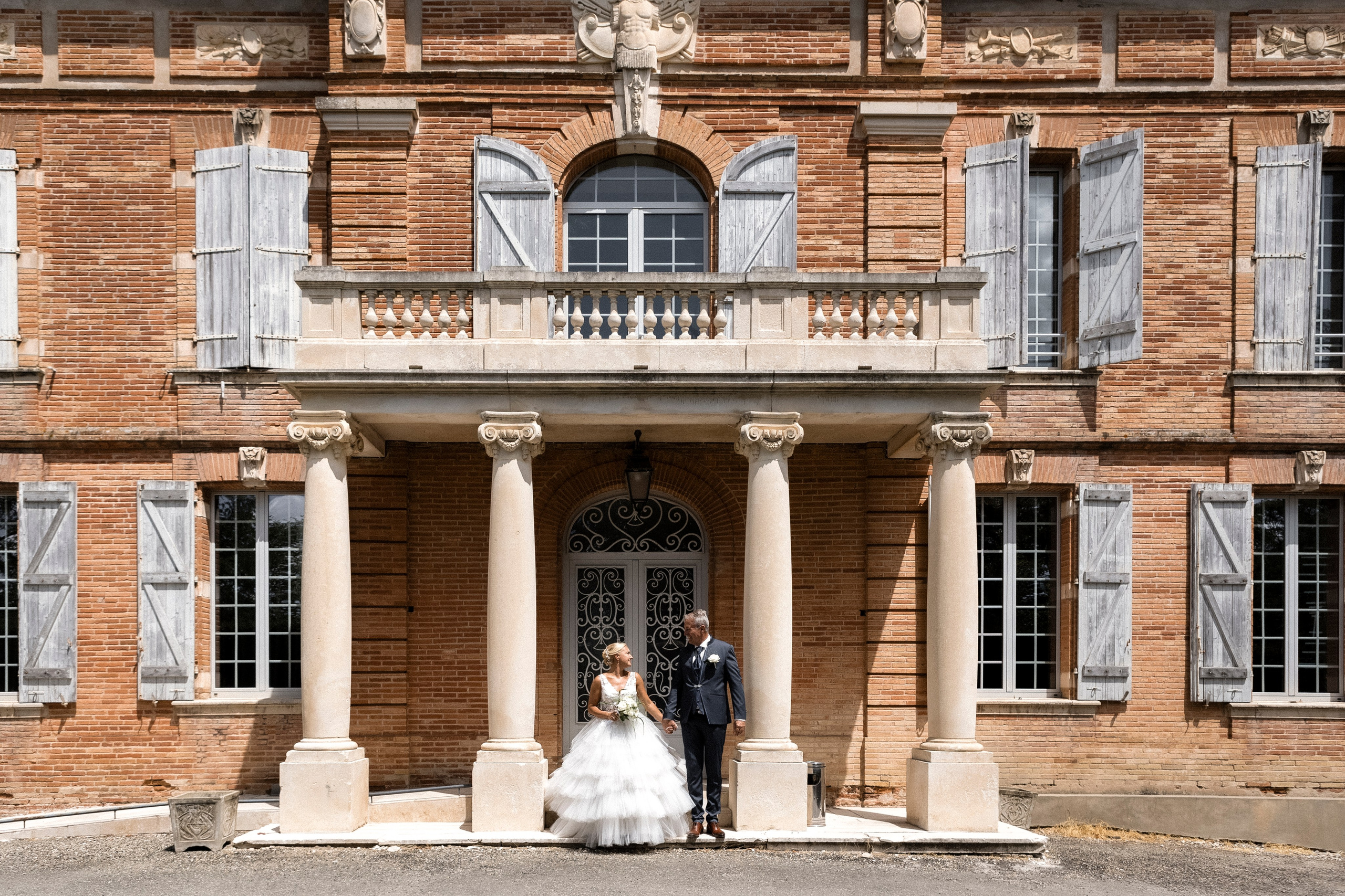 Невеста и жених в замке Loubéjac недалеко от Тулузы