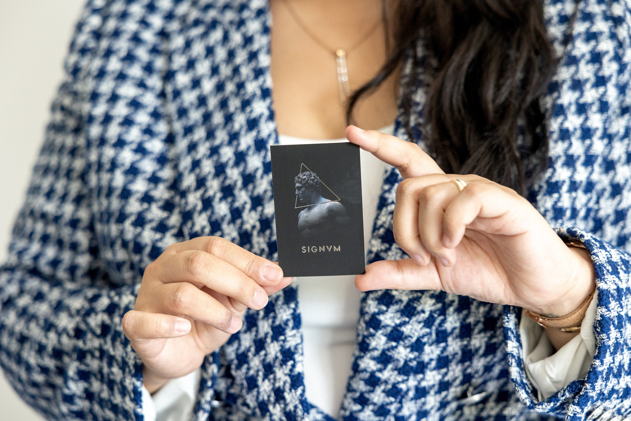 Séance photo personnelle pour Eva à son bureau. Eugénie Smirnova — Photographe à Toulouse et dans le Sud-Ouest