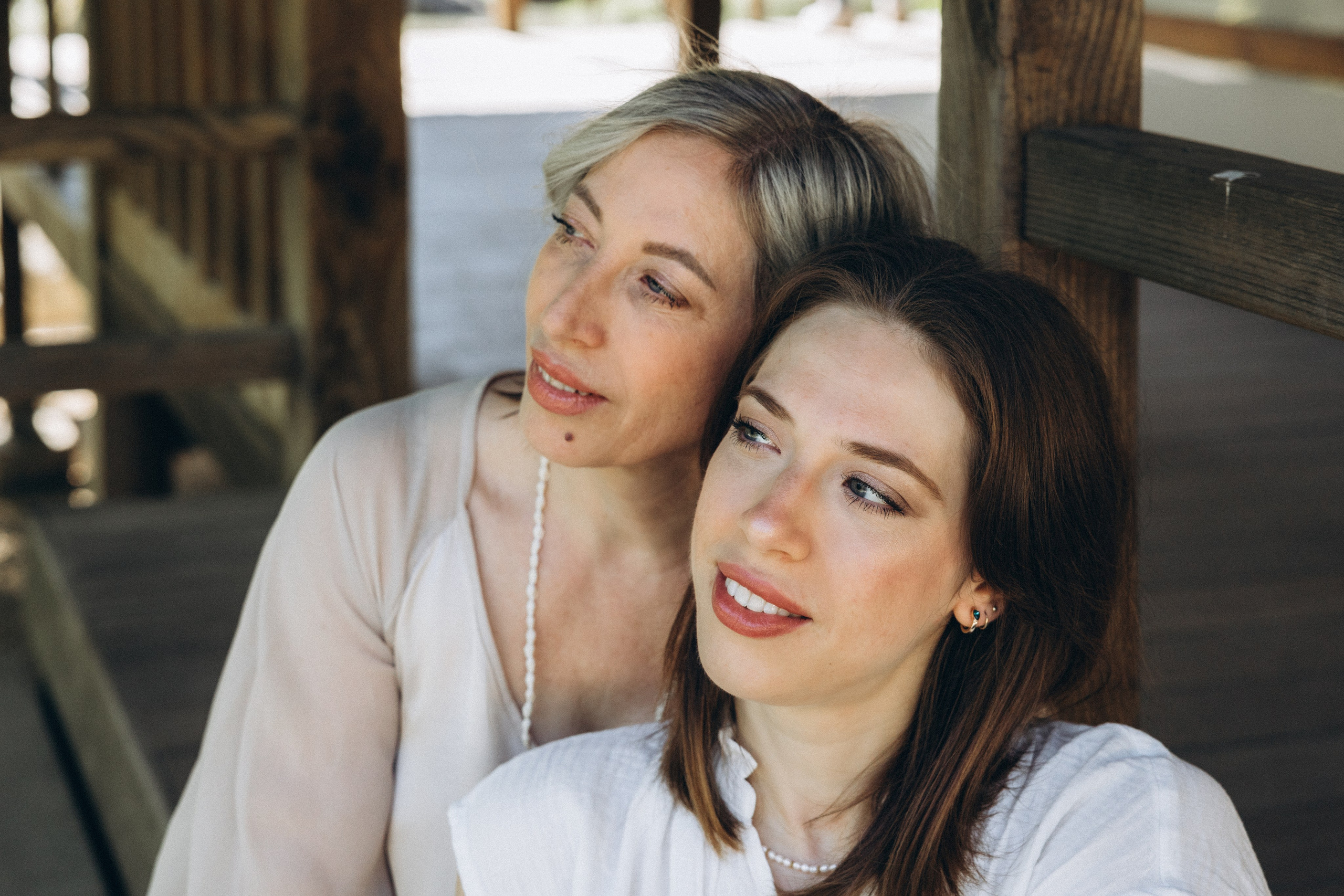 Mother-daughter photoshoot at Jardin Japonais de Toulouse. Eugenie Smirnova — wedding, corporate and lifestyle photographer in Toulouse and Southwest France