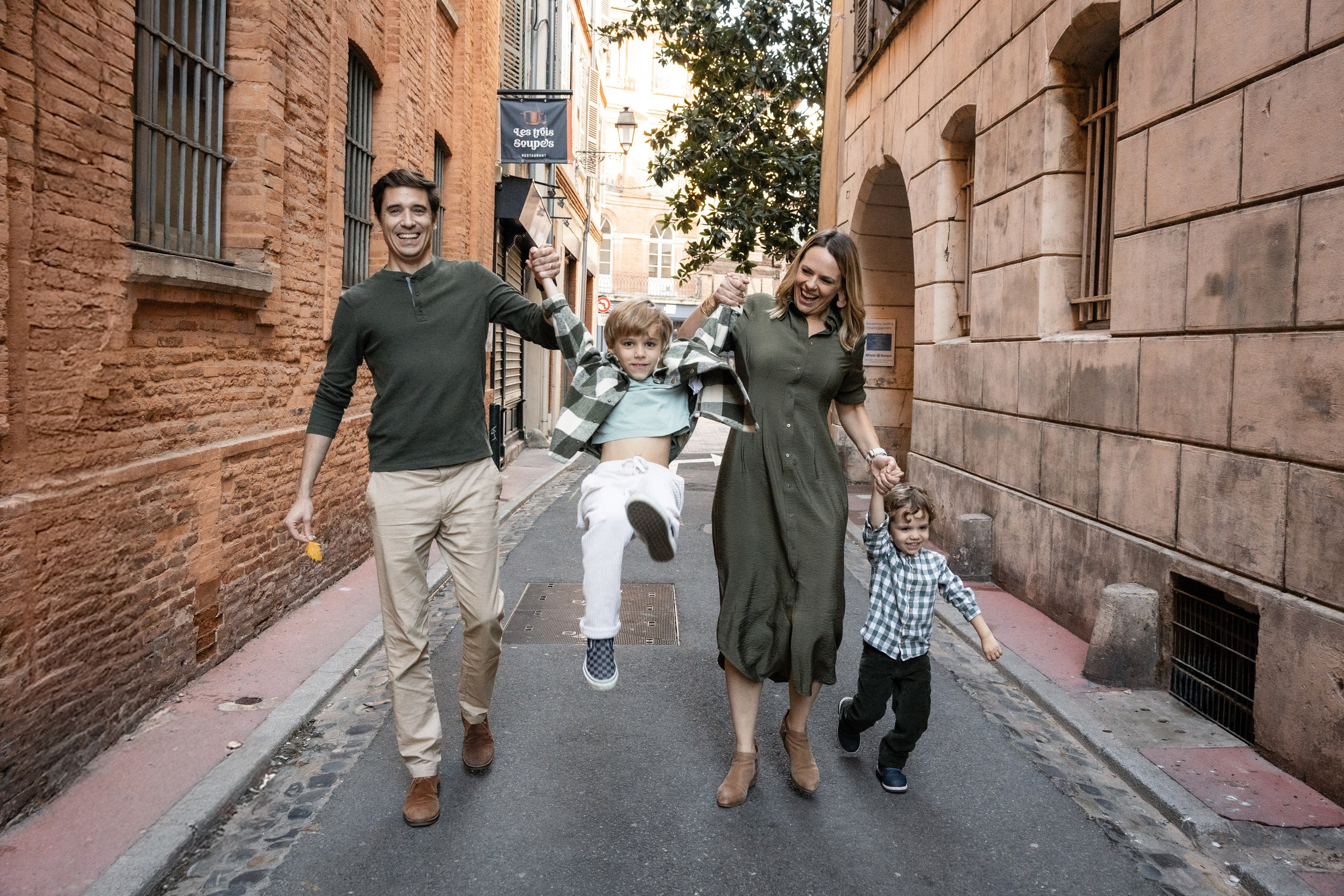 Семейная фотосъемка в стиле лайфстайл в Тулузе: душевная фотосессия для семьи экспатов. Евгения Смирнова — фотограф в Тулузе и юго-западной Франции