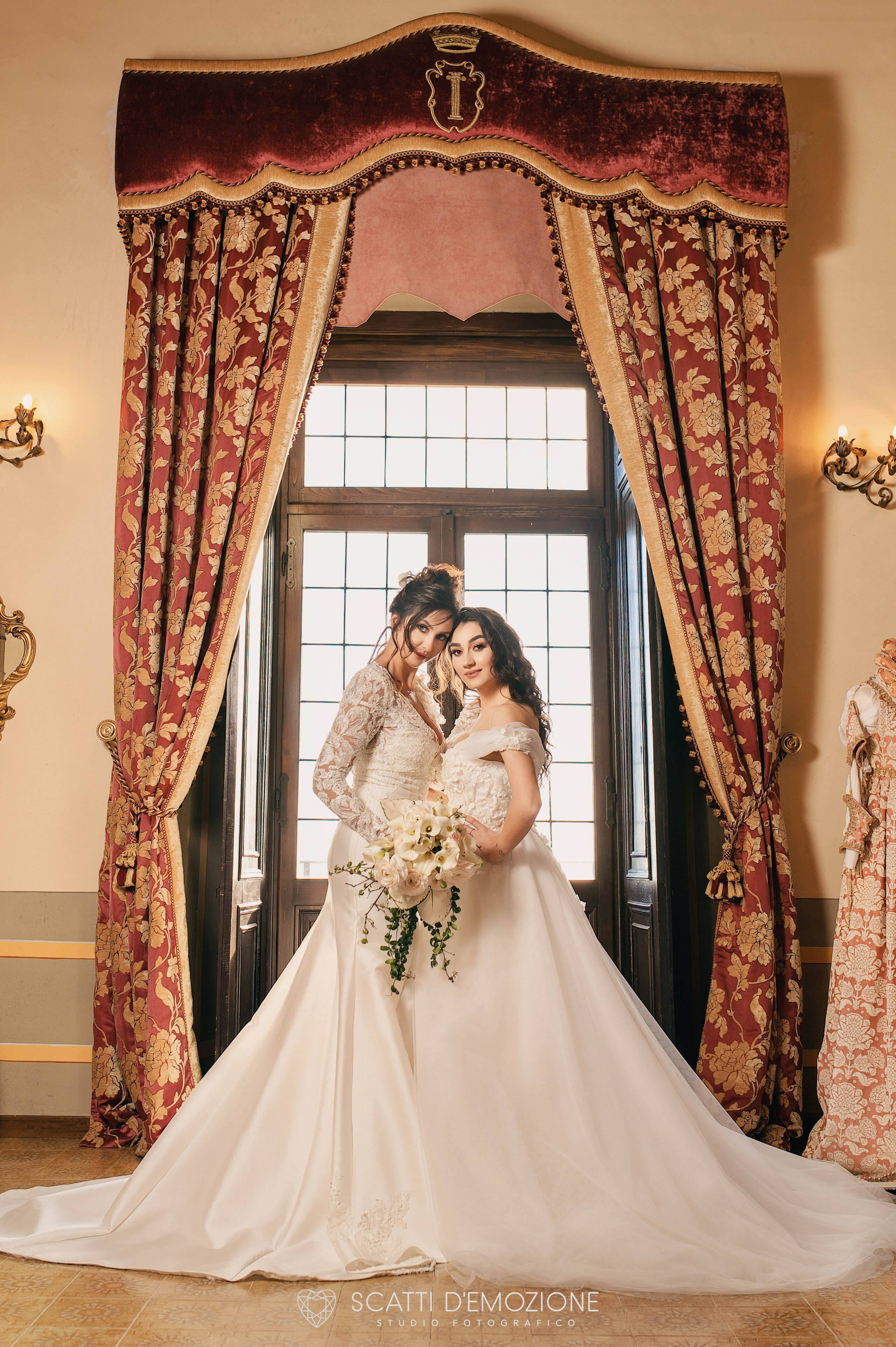 Foto di matrimonio di due spose eleganti in abiti bianchi presso la maestosa Villa del Cardinale a Roma.