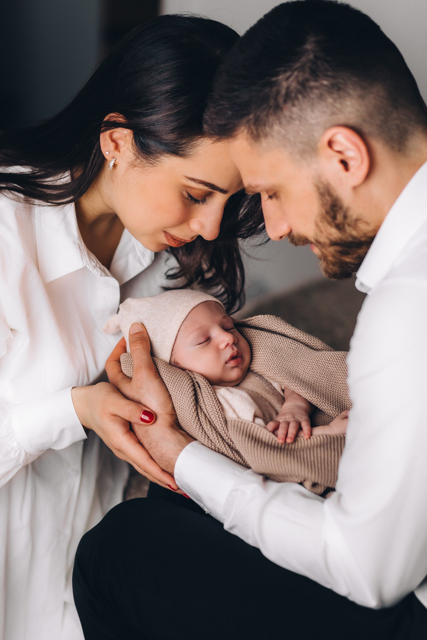 Familienfotoshooting mit einem Neugeborenen im neutralen zeitlosen Look 