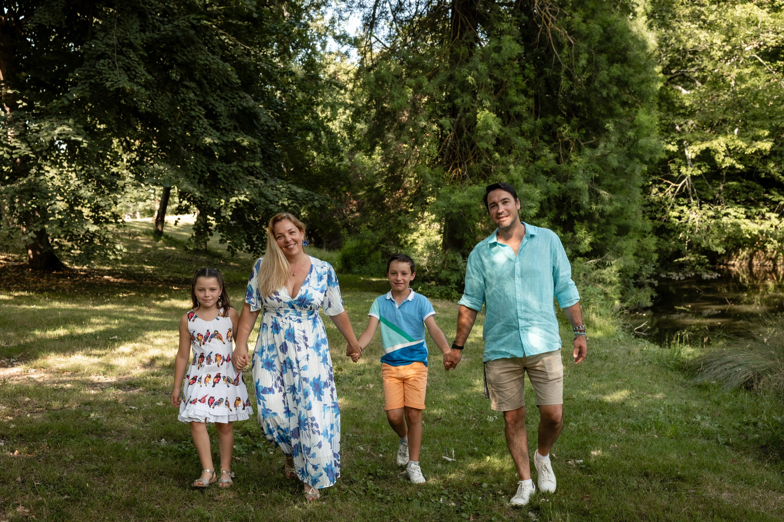 Family photoshoot in Parc du Cabirol, Colomiers. Eugenie Smirnova — wedding, corporate and lifestyle photographer in Toulouse and Southwest France
