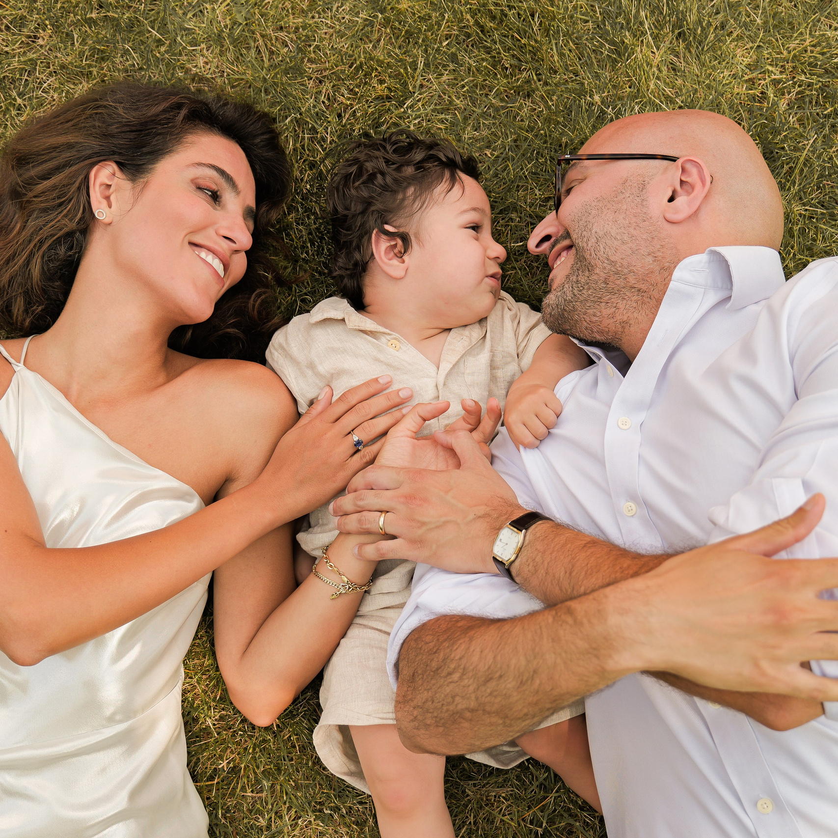 family photosession, parents and a kid on the grass in London, UK